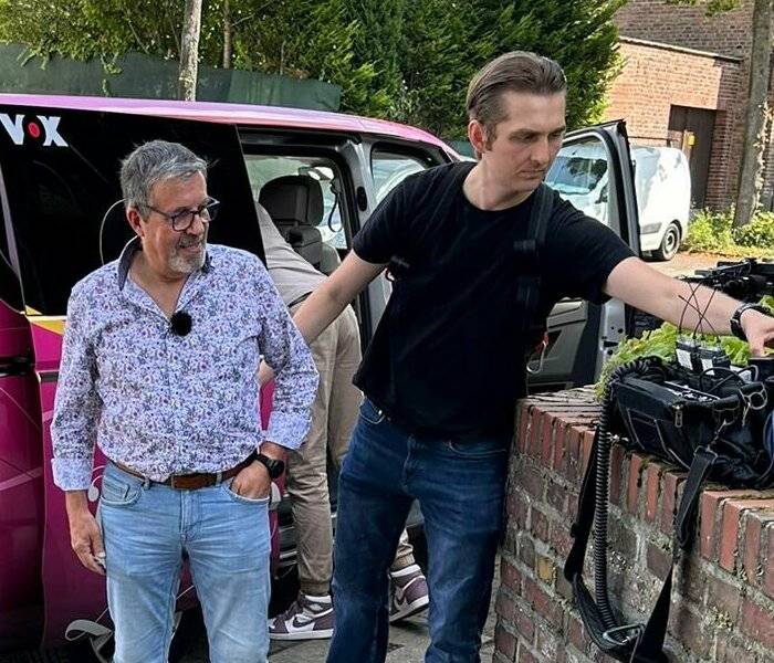  Der Papa wird vom TV-Team „technisch eingerichtet“.   