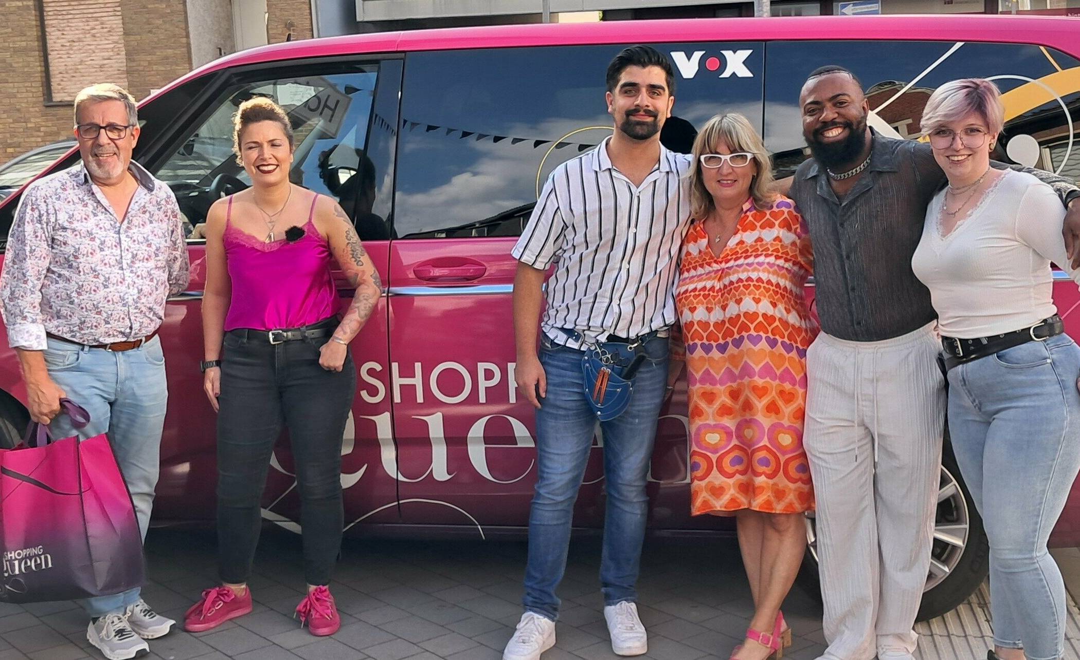 Heike Ritterbach und ihr Team vor dem Show-Bus.