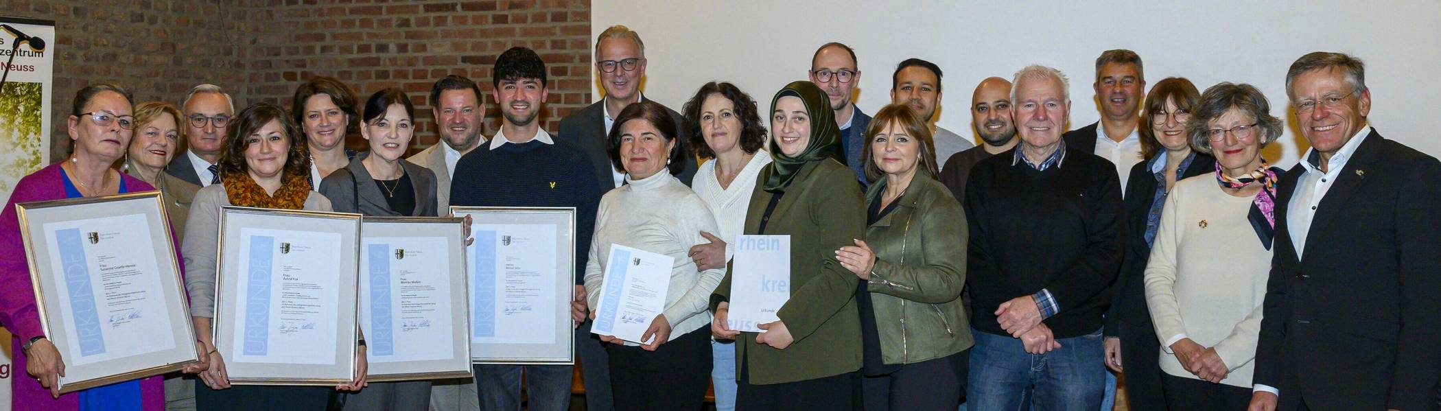 In der Zehntscheune in Grevenbroich überreichte Landrat Hans-Jürgen Petrauschke in einer Feierstunde den Integrationspreis an die Preisträger.