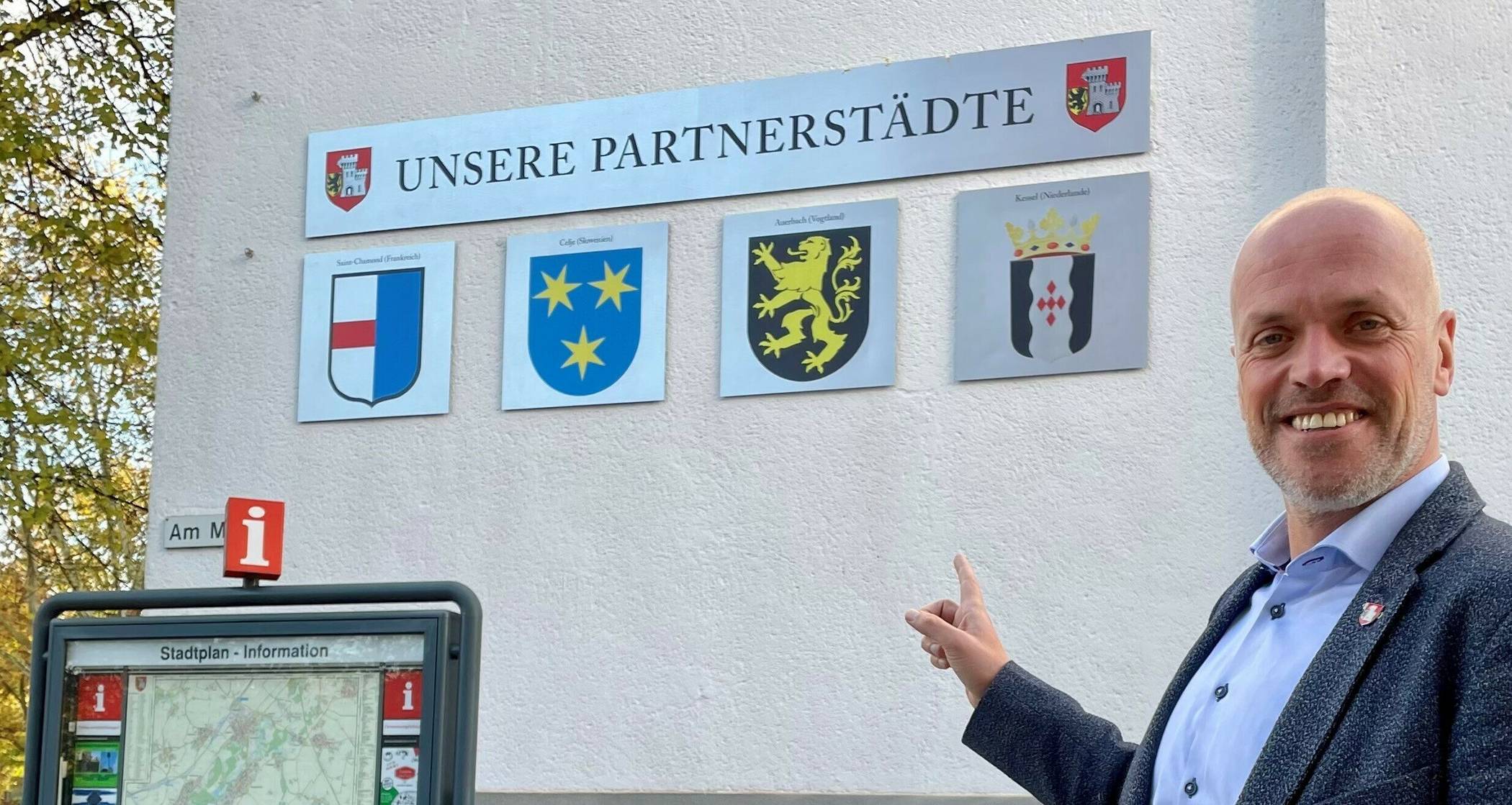  Bürgermeister Klaus Krützen präsentiert die Wappen der Partnerstädte Grevenbroichs. 