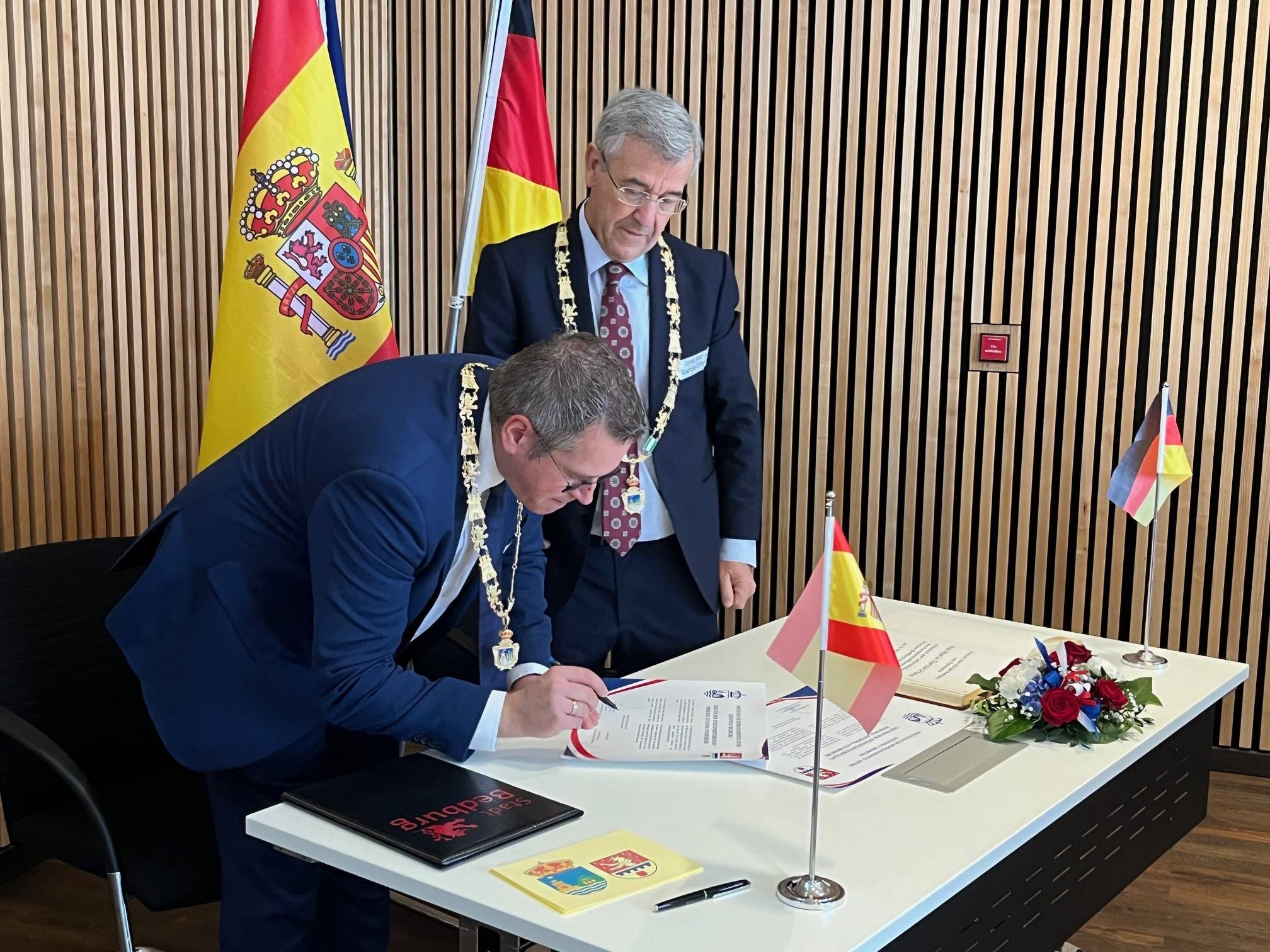 Bedburgs Bürgermeister Sascha Solbach und José María García Urbano, Bürgermeister von Estepona, unterzeichneten die Urkunde zur Städtepartnerschaft im Bedburger Rathaus.