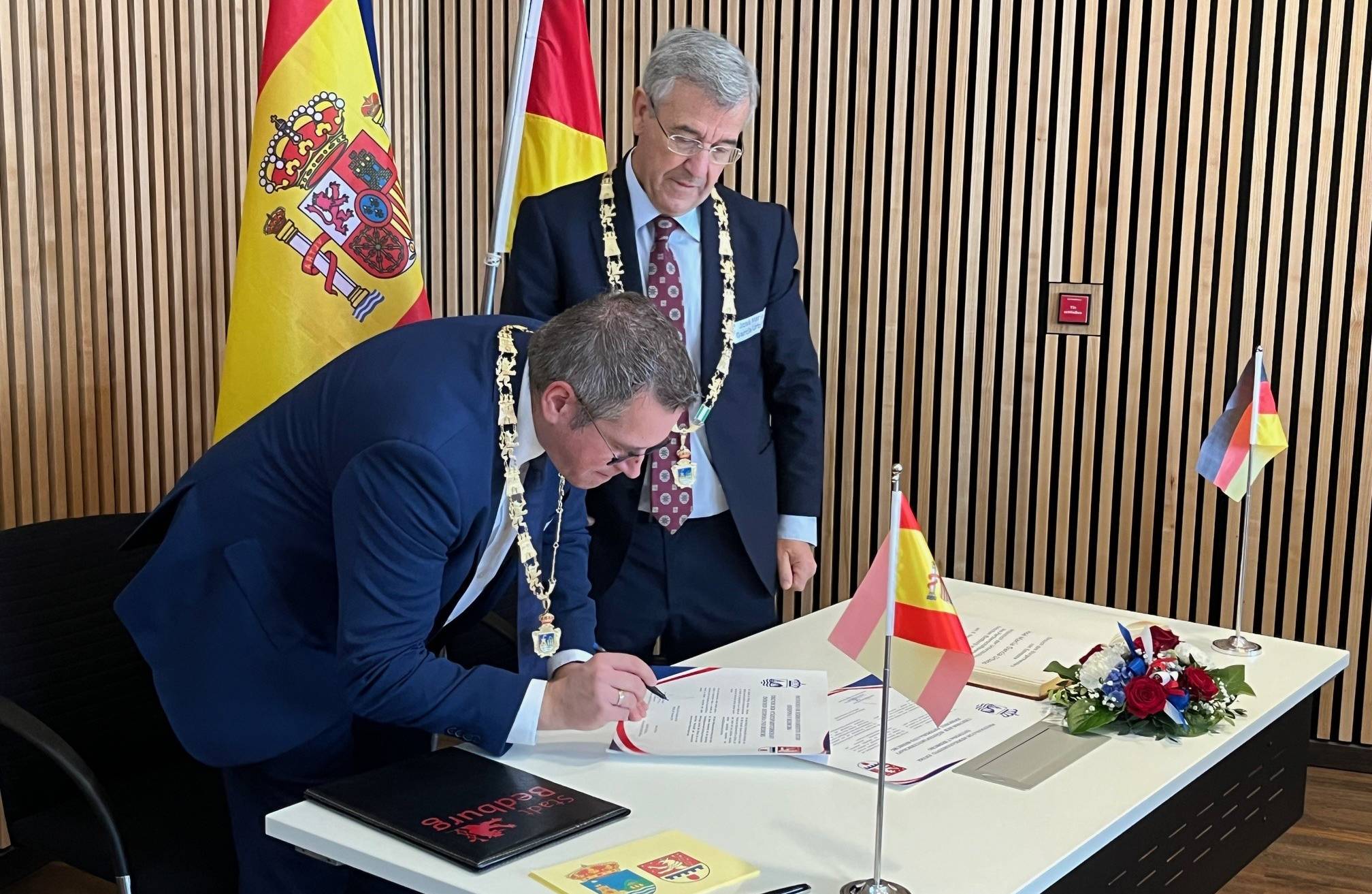 Bedburgs Bürgermeister Sascha Solbach und José