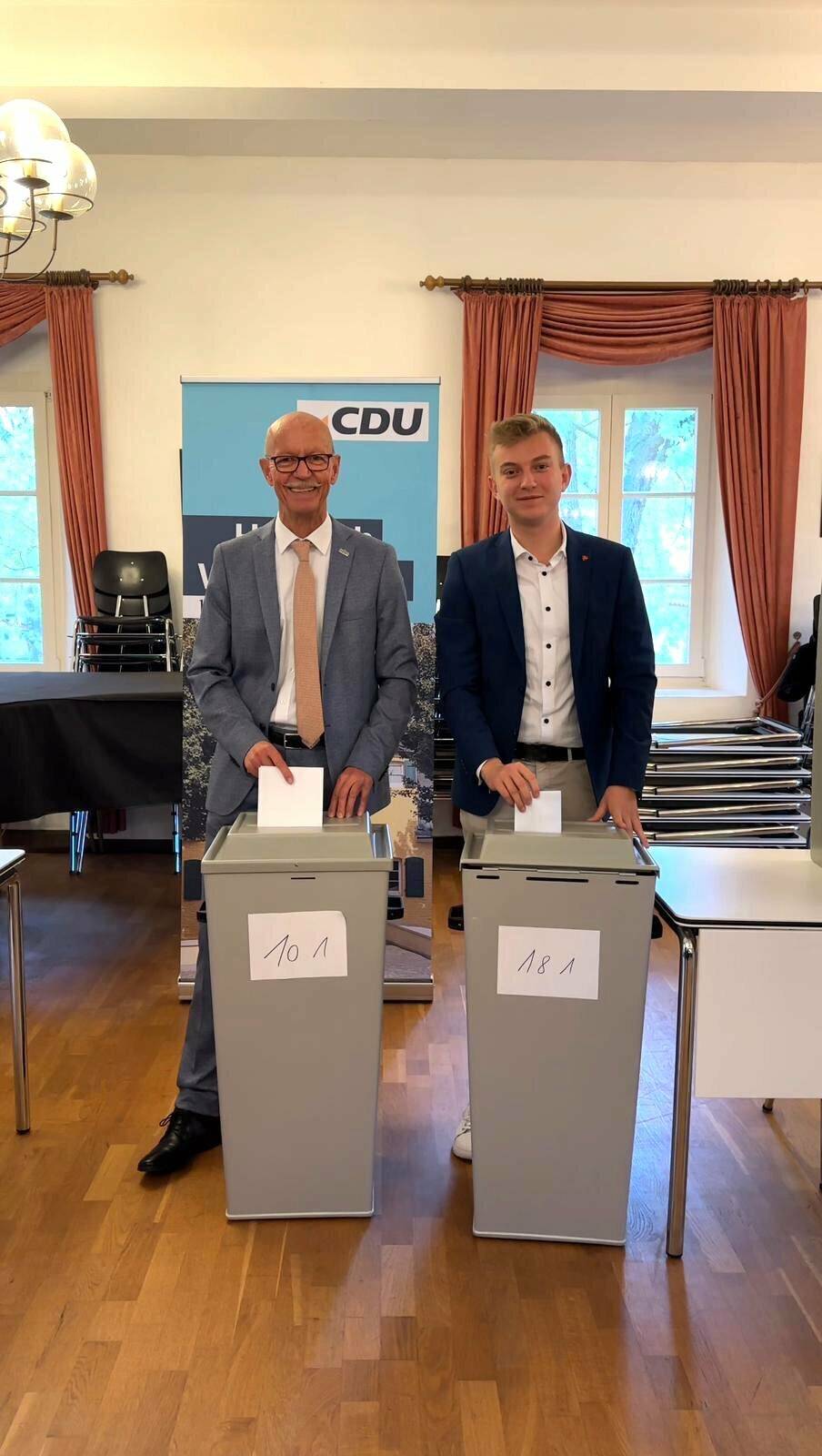 Bürgermeister Harald Zillikens (l.) und Parteivorsitzender Justin Krönauer.