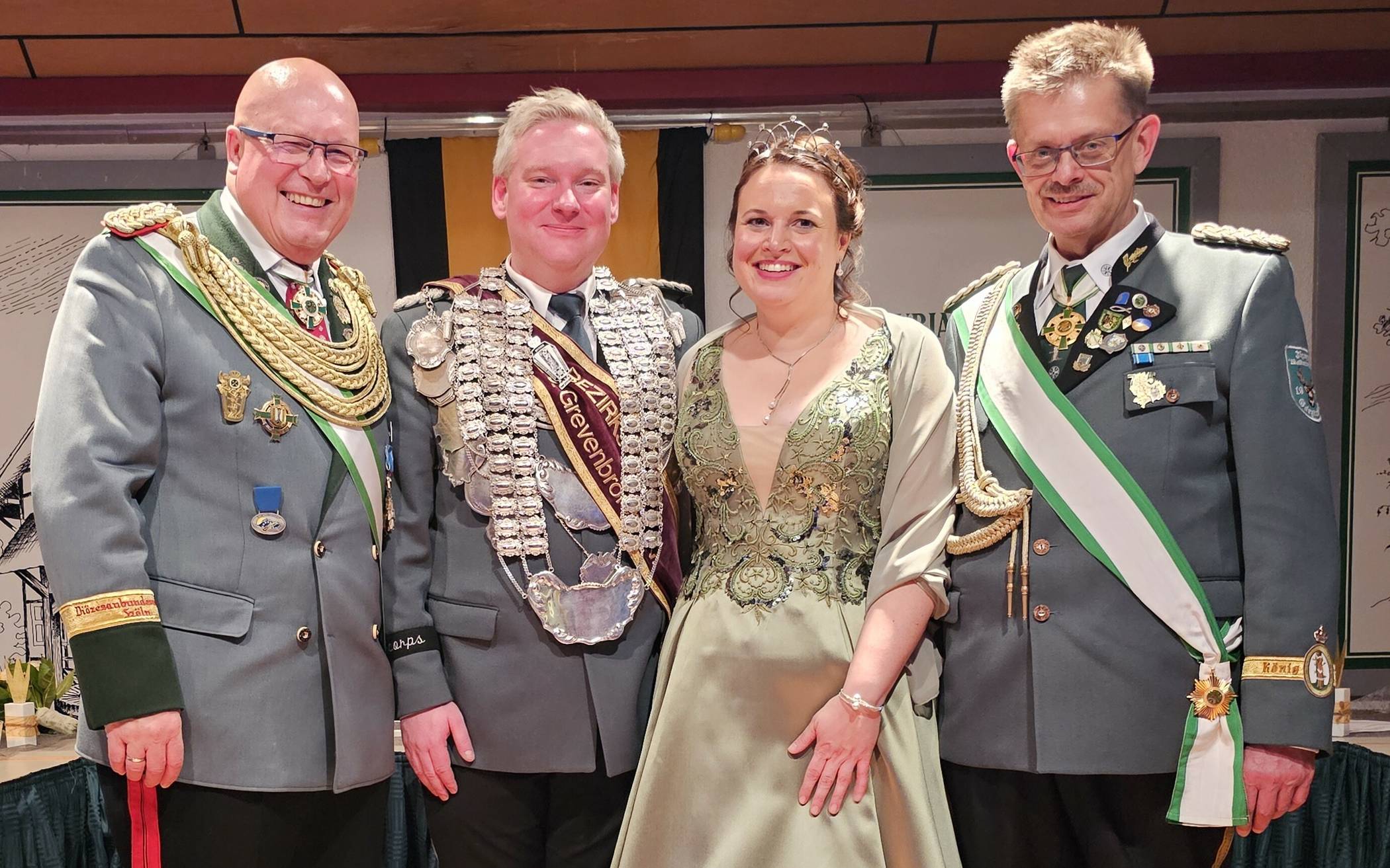  Sie freuen sich auf ein ereignisreiches Schützenjahr 2024/2025: Bezirksbundesmeister Robert Hoppe (l.) gemeinsam mit dem frisch gekrönten Bezirksschützenkönigspaar Peter und Alena Janke aus der Bruderschaft Garzweiler, die im kommenden Jahr ihr 575-jähriges Jubiläum feiert, sowie dem stellvertretenden Bezirksbundesmeister Michael Pfankuch (r.).   