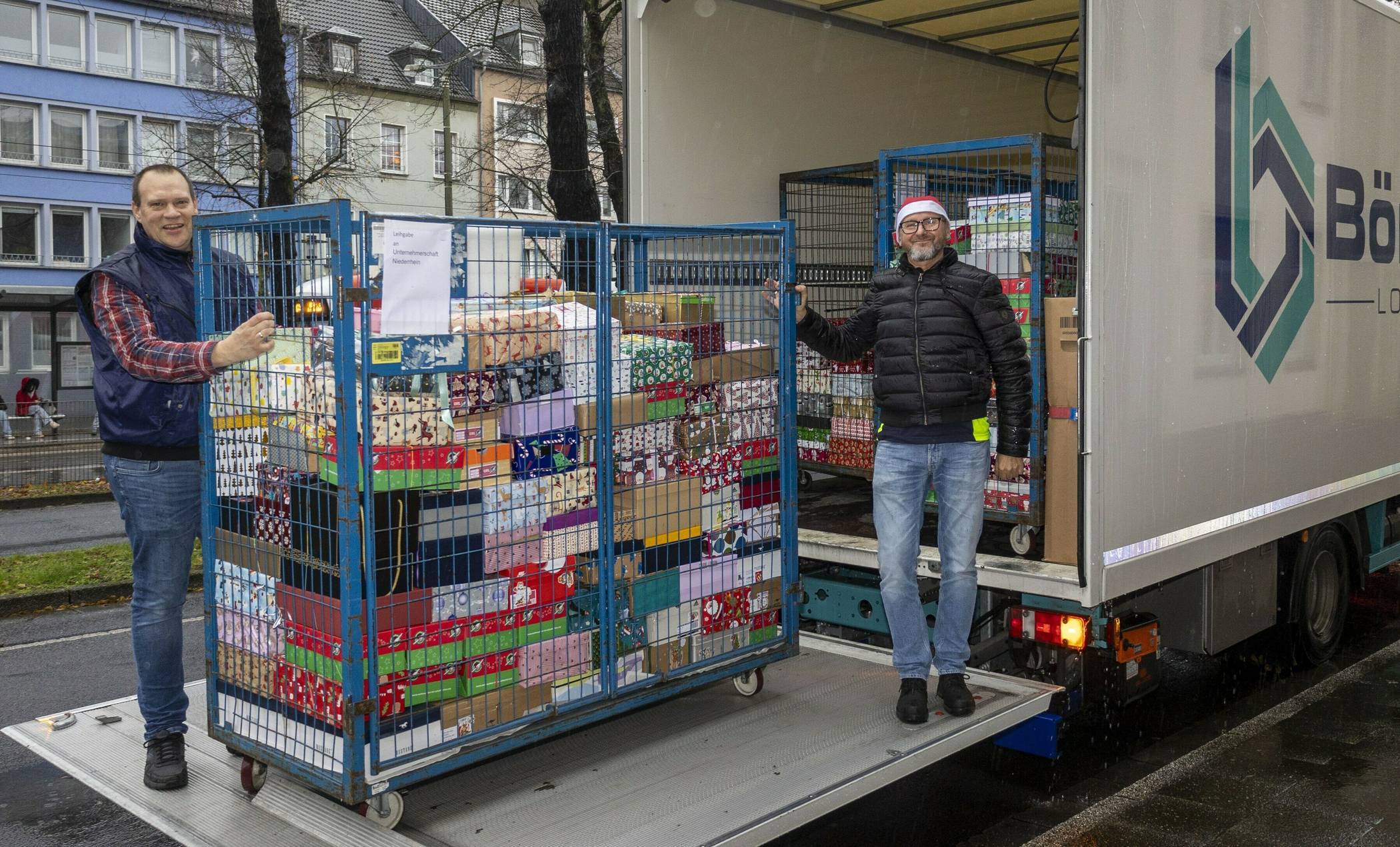  Thomas Steffenhagen von der Unternehmerschaft Niederrhein und Gregor Hetmaniok, Fahrer der "Bönders Logistic"s aus Krefeld, beim Einladen der 440 Schuhkartons. 