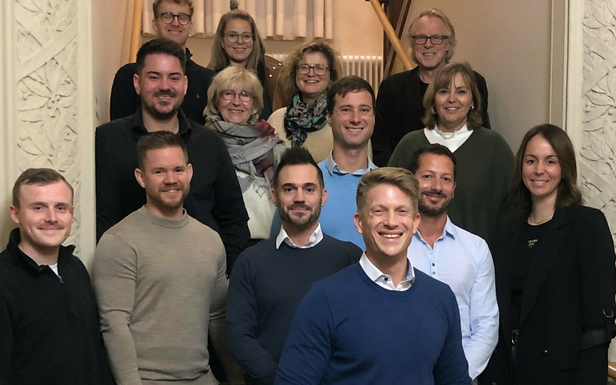Gut gelaunt und hoch motiviert ist Tim Heidemanns (im Vordergrund) „Aufbruch-Team“. Im Bürgermeister-Wahlkampf wollen ihn beraten und unterstützen unter anderem: Beate Kleuel (Kinderbetreuung), Susanne Wagner, Hendrik Herter, Anja Plöger (Geschäftsleute Innenstadt), Nico Schuster (Industrie), Clemens Stock (medizinische Versorgung), Mike Schöneberg (Konzert- und Festival-Branche), Philipp Balzer und Jonas Troles (Jugend und Brauchtum), Fabian Theissen (Sport und Vereinsleben), Renate Glees (Ehrenamt und soziales Engagement), Anneliese vom Scheidt (Kultur und Personalwesen) Katja Matton-Schuster (Erziehung und Familie), Tobias Stenzel (Unternehmer), Rubén Fontela Marcos (Vielfalt), Berthold Hengstermann (Marketing) und Hanna Steinfarz (Grundschulen). Die meisten von ihnen konnten den kurzfristigen Foto-Termin mit dem Erft-Kurier wahrnehmen.   