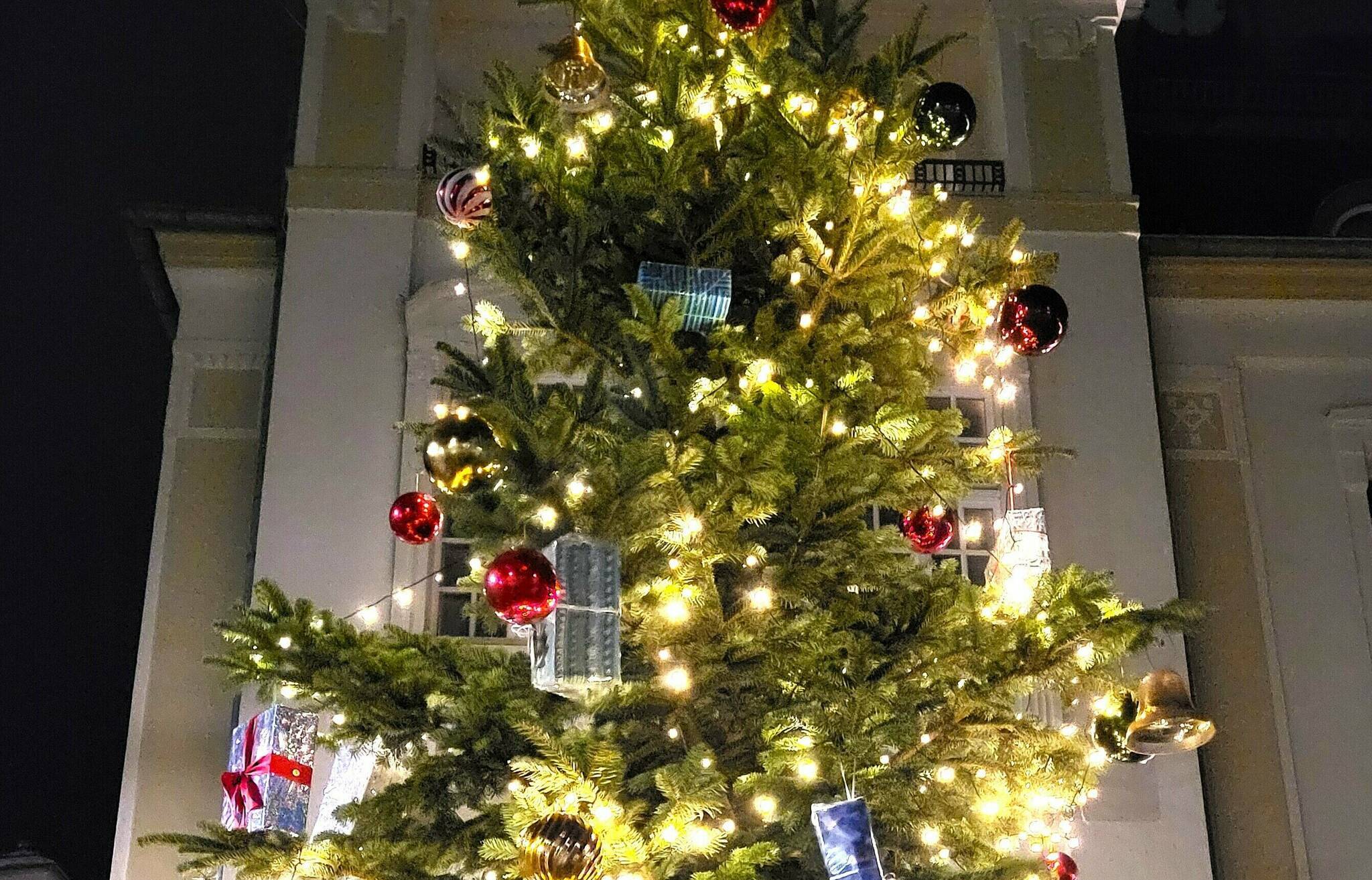  Eine schöne Tradition ist der festlich geschmückte Christbaum am alten Rathaus. Die Edelknaben, das Königspaar und Familie Esser tragen dieses Projekt durch die Jahre. 