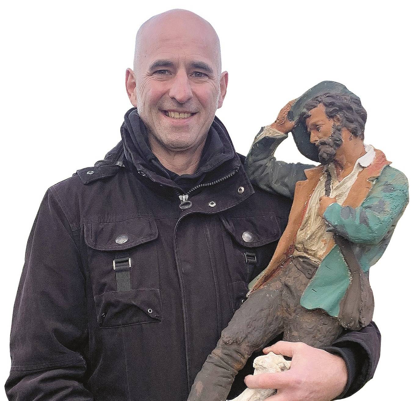  Max Bernrath mit einer der alten Gipsfiguren. 