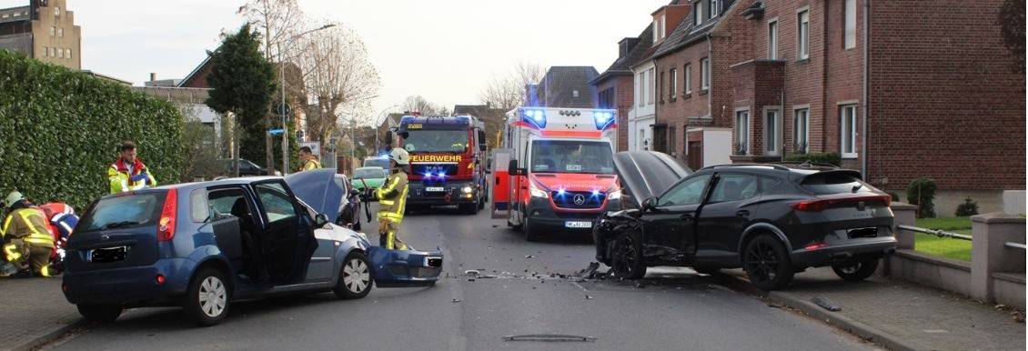 Wevelinghoven: Schwerverletzte nach Frontalunfall