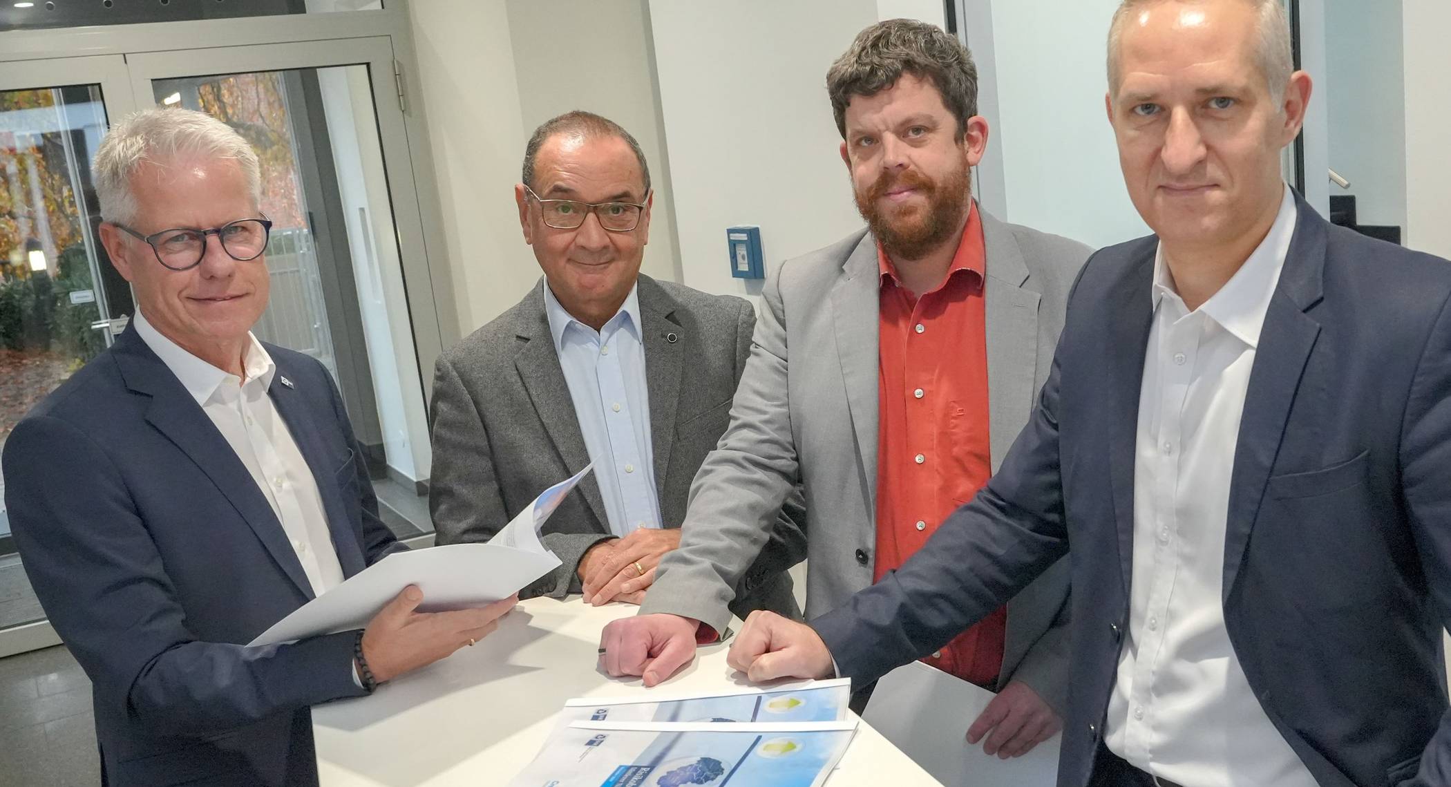Sie stellten das Risikobarometer 2024 vor (von links): Jürgen Steinmetz (Hauptgeschäftsführer der IHK Mittlerer Niederrhein), Chris Proios (Konjunkturforschung Regional), Gregor Werkle (Leiter Wirtschaftspolitik der IHK Mittlerer Niederrhein) und André Becker (Mitglied der Geschäftsleitung Creditreform Düsseldorf/Neuss).