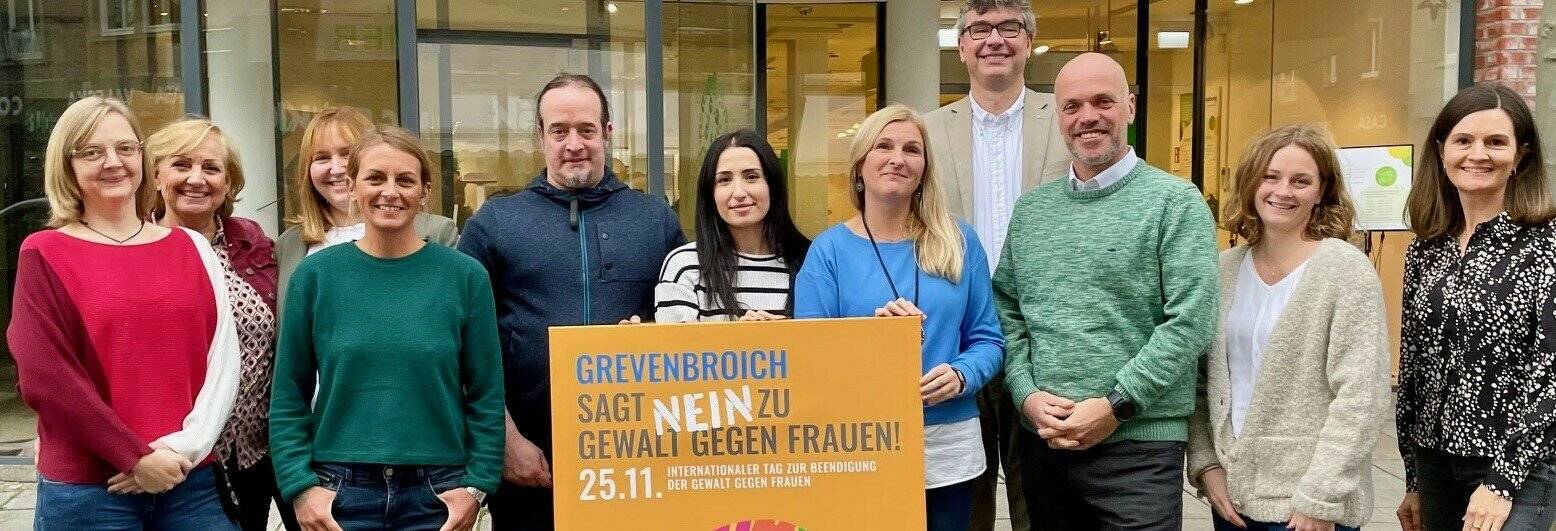 Bürgermeister Klaus Krützen mit Mitarbeitern des