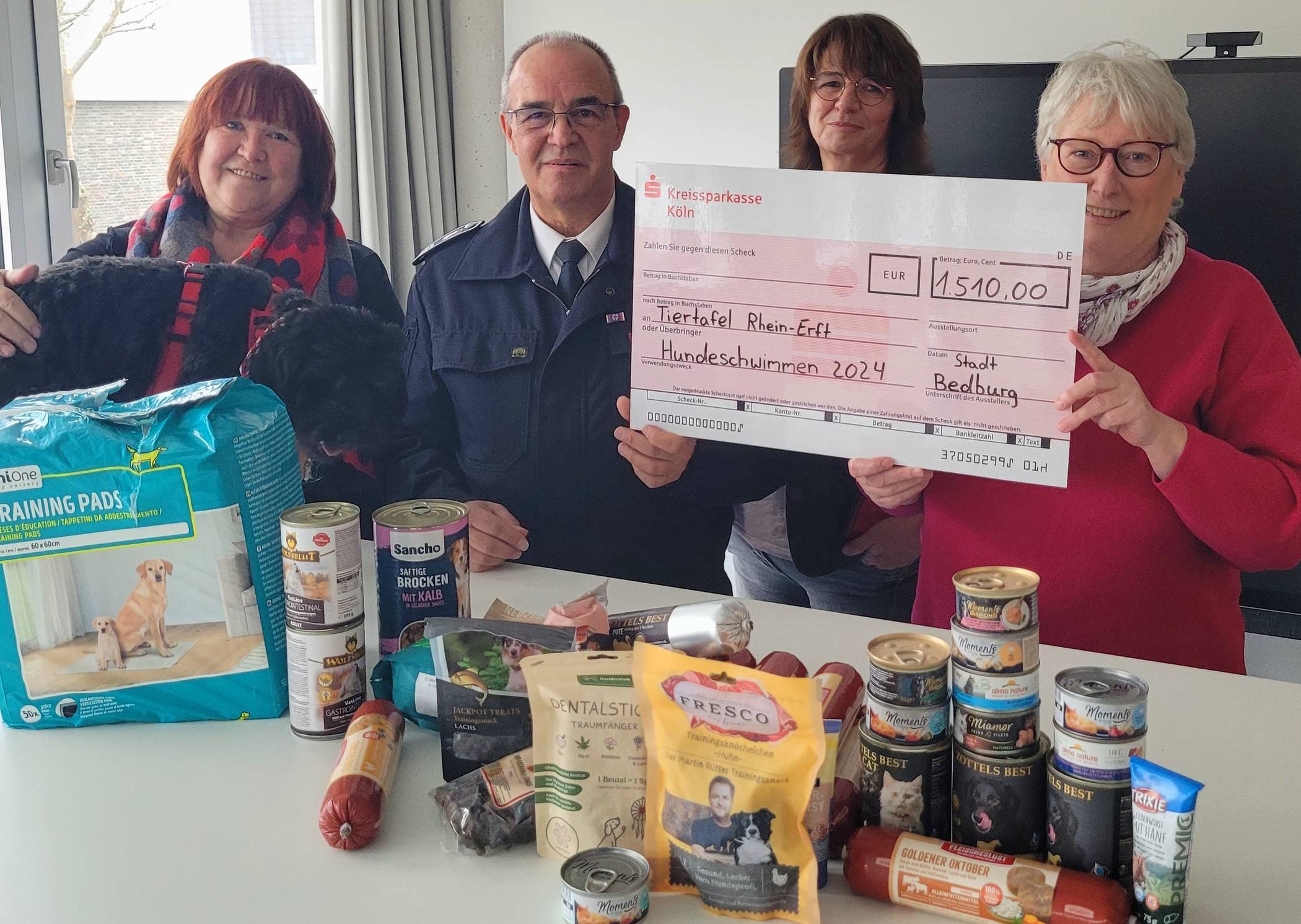 Organisatorin Iris Schier (Zweite von rechts) überreichte die Geld- und Futterspenden gemeinsam mit Stadtjugendfeuerwehrwart Wolfgang Aretz an Ursula Heinrichs (links) und Dagmar Oetken (rechts) von der „Tiertafel Rhein-Erft“