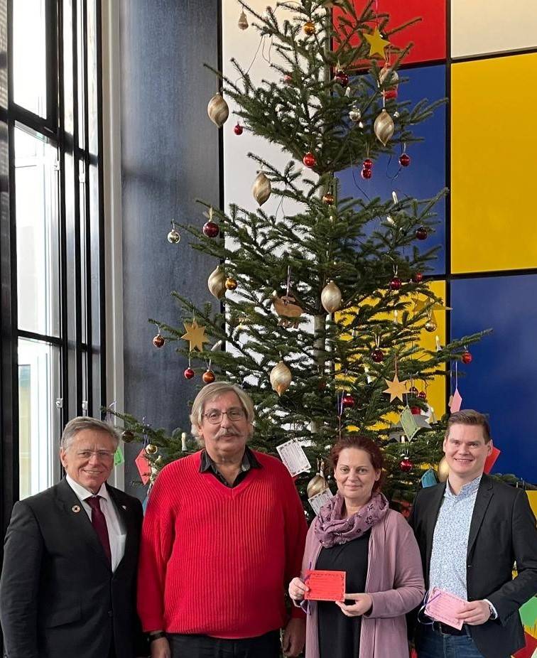  Landrat Hans-Jürgen Petrauschke eröffnete die Weihnachtswunschbaum-Aktion im Kreishaus in Grevenbroich zusammen mit Wolfgang Norf von der "Existenzhilfe Grevenbroich" sowie der stellvertretenden Personalratsvorsitzenden Susanne Weitz und dem Personalratsvorsitzenden Raphael Hermanski. 