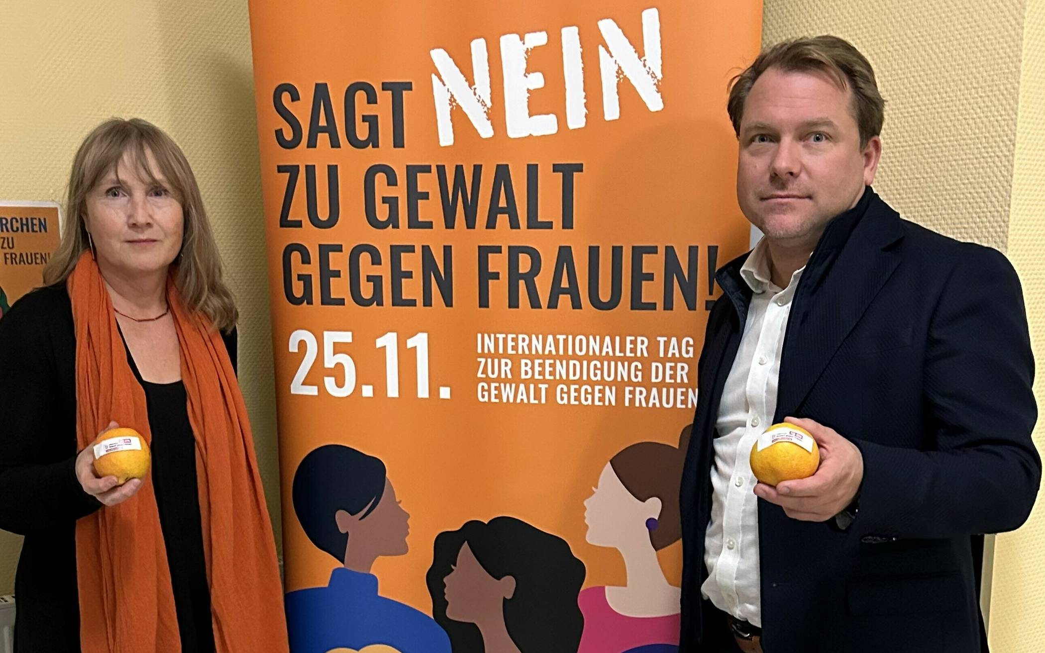  Gleichstellungsbeauftragte und Bürgermeister setzen Zeichen gegen Gewalt. 