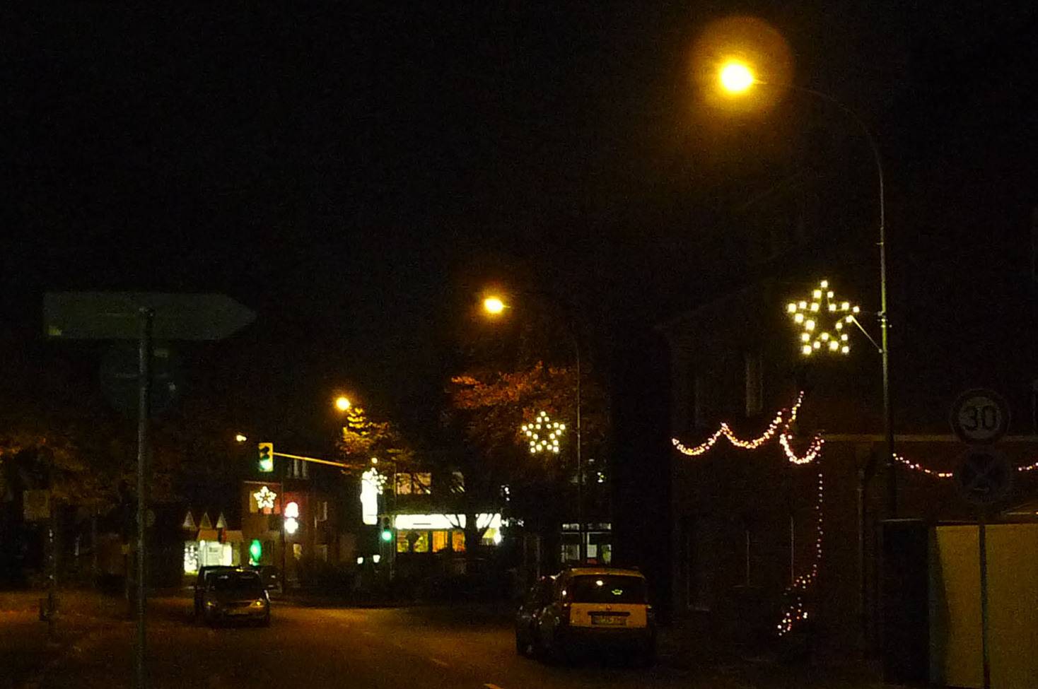  Die Weihnachtssterne leuchten durch Neukirchen. 