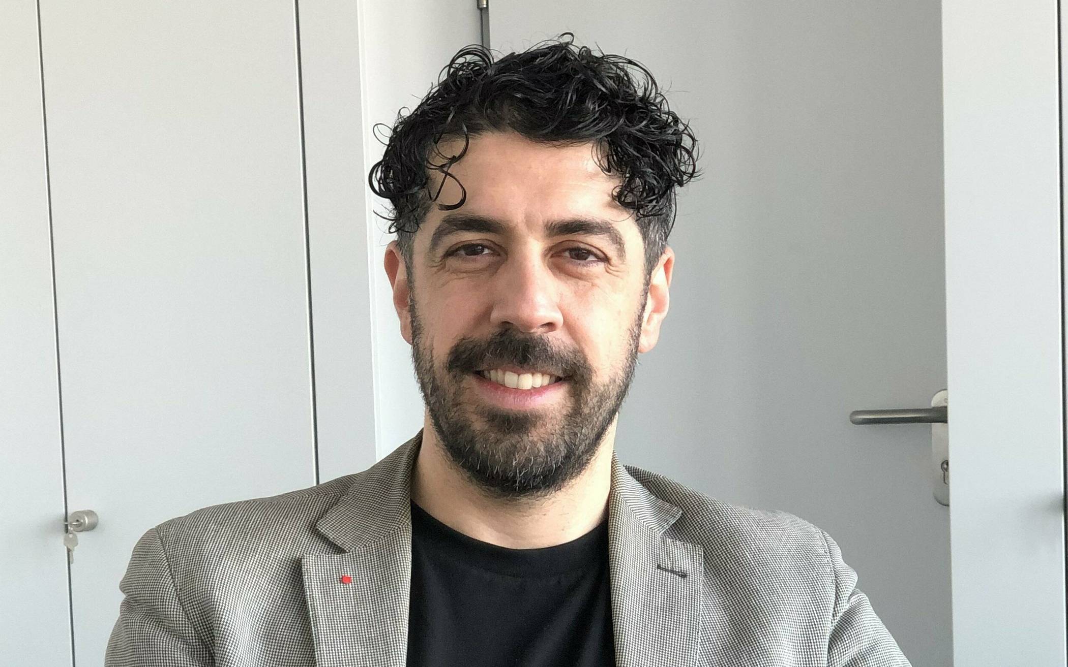 Hakan Temel wuchs in Neuss bei seinen Großeltern auf. Er ist verlobt; die Hochzeit wird sich aber wohl wegen der Landratskandidatur ein wenig verschieben. Er liebt Fahrradfahren (auch zu beruflichen Termin in Krefeld, Dormagen oder im Düsseldorfer Süden tritt er in Pedale), besucht seit vielen Jahren Tanzkurse (lateinamerikanisch). Und das einzige, was er sich zum Anziehen mal im Internet bestellt habe, seien spezielle Tanzschuhe gewesen.  
