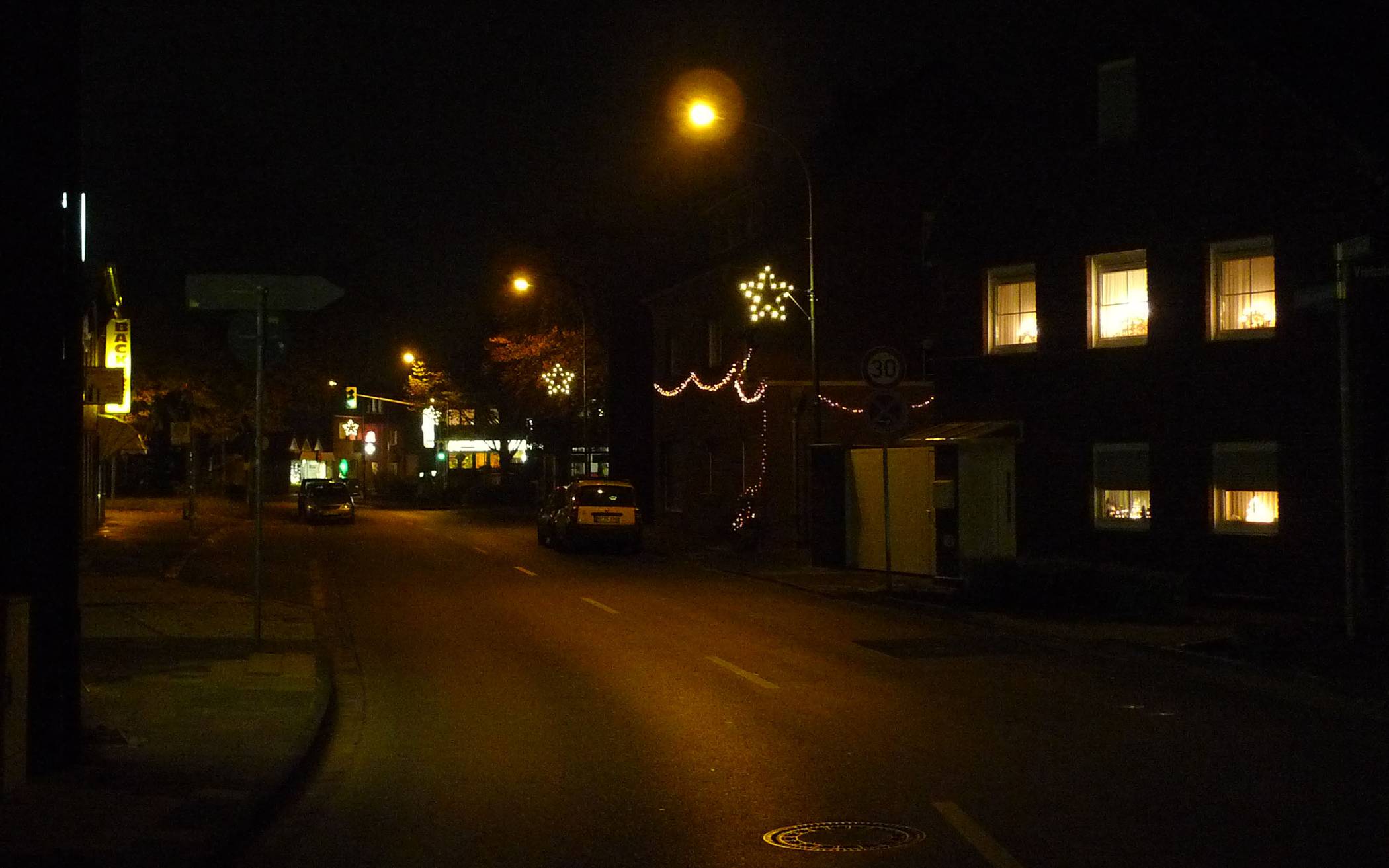 Weihnachtssterne leuchten derzeit im nächtlichen Neukirchen.