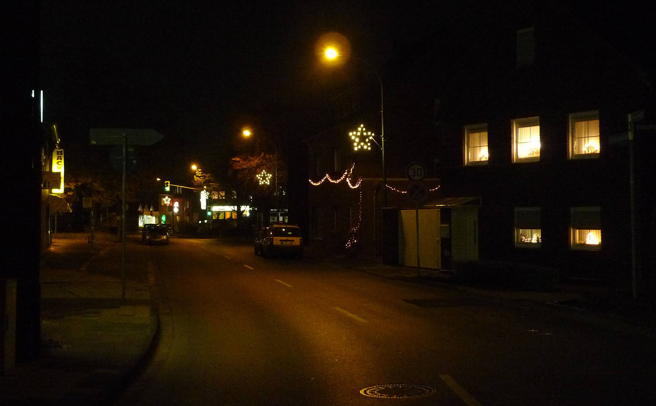 Weihnachtssterne leuchten derzeit im nächtlichen Neukirchen.