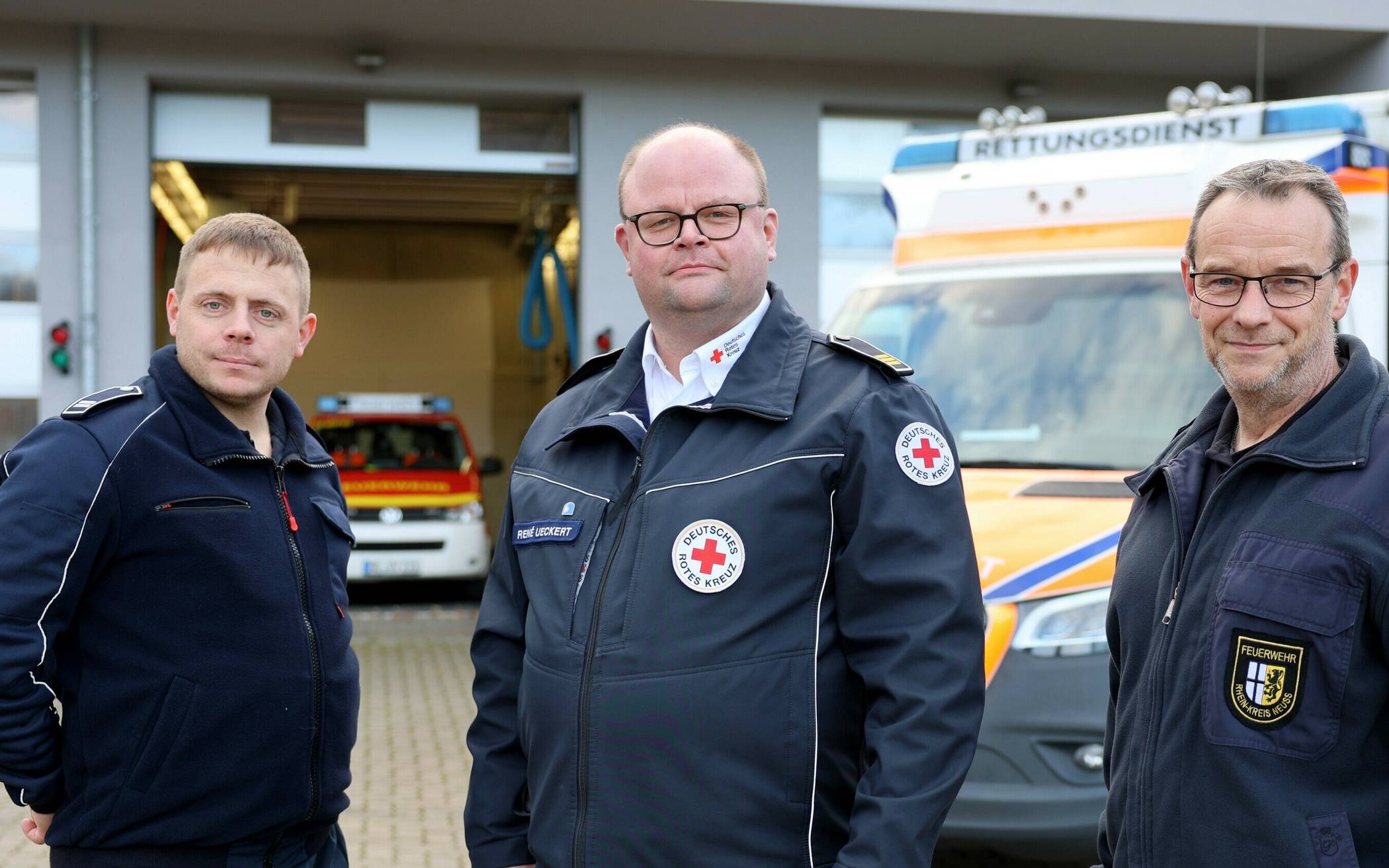  Die Rettungswache Frimmersdorf-Neurath kann wieder genutzt werden (von links): Feuerwehr-Einheitsführer Kevin Hemmersbach, René Ueckert (DRK-Kreisverband Grevenbroich) und Kreis-Brandmeister Michael Wolff. 