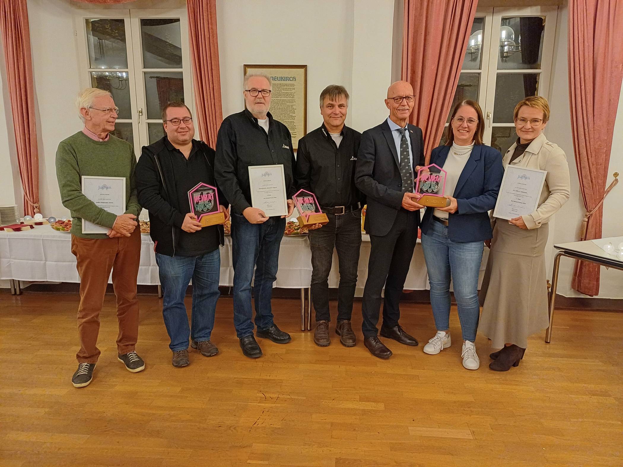  Bürgermeister Harald Zillikens (3. v. r.) mit Vertretern der Gewinnervereine des Heimat-Preises 2024 (v. l.):  die NABU-Ortsgruppe Jüchen, der Gesangverein „Eintracht“ Hoppers und der VfL Otzenrath 1909.  
