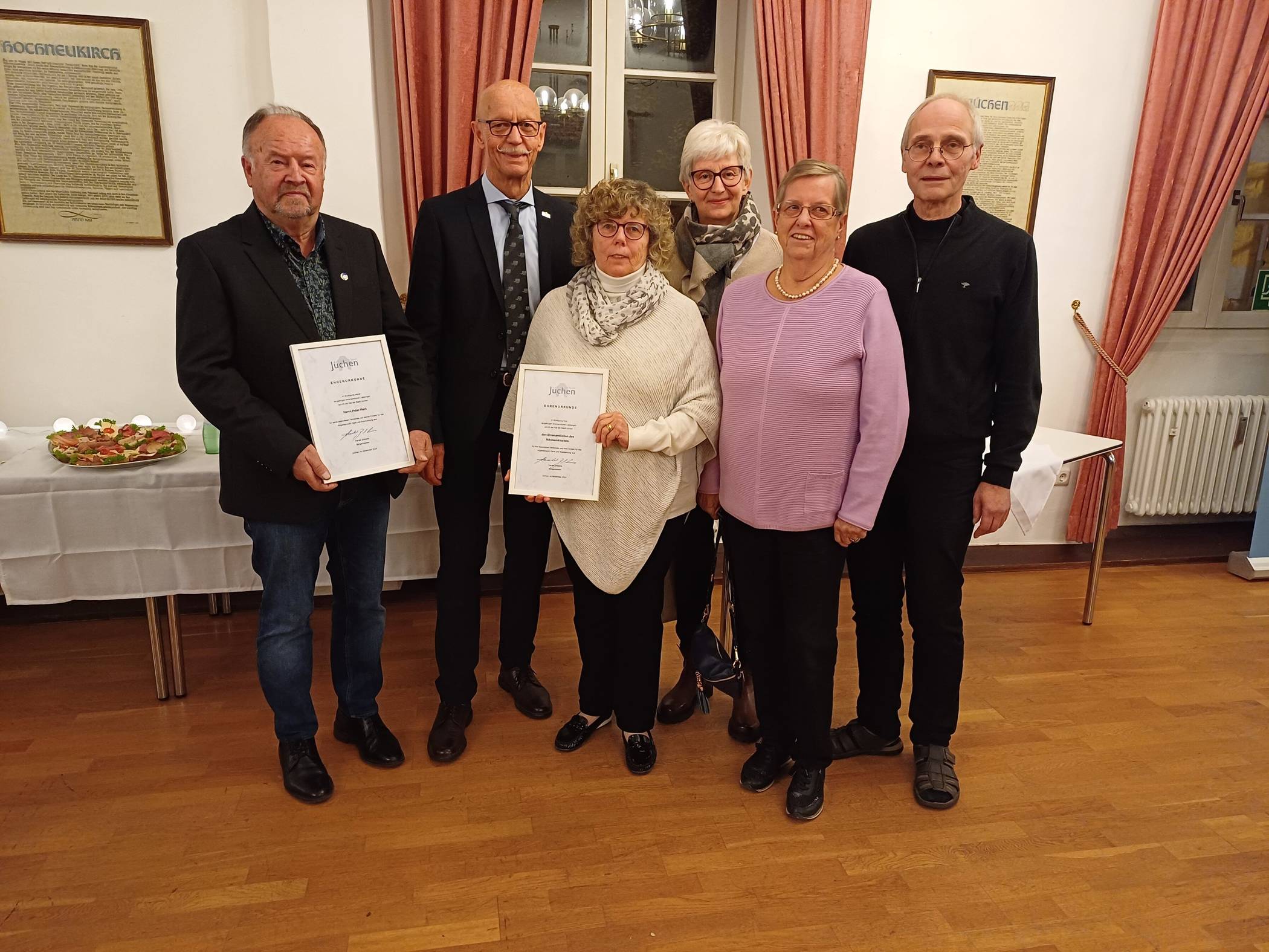   Von links: Peter Held, Bürgermeister Harald Zillikens, Ingrid Stirken, Beate Fillmann, Margret Wermelskirchen (Ehrenamtlerinnen des Nikolausklosters) und Pater Andreas Petith.  