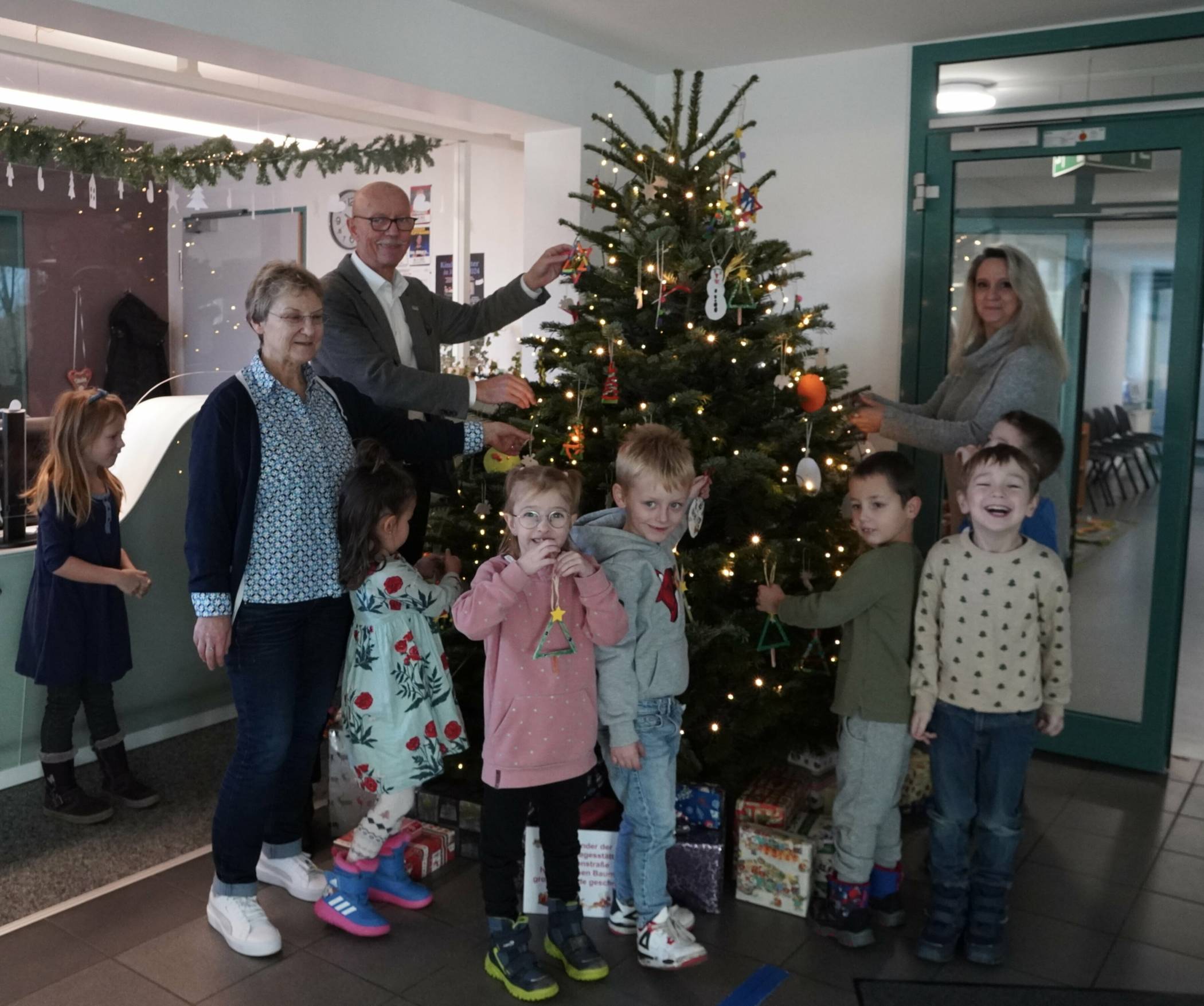  Da war die Begeisterung groß: Die Kinder freuten sich sehr darüber, den Weihnachtsbaum gemeinsam mit Bürgermeister Harald Zillikens festlich zu gestalten.  