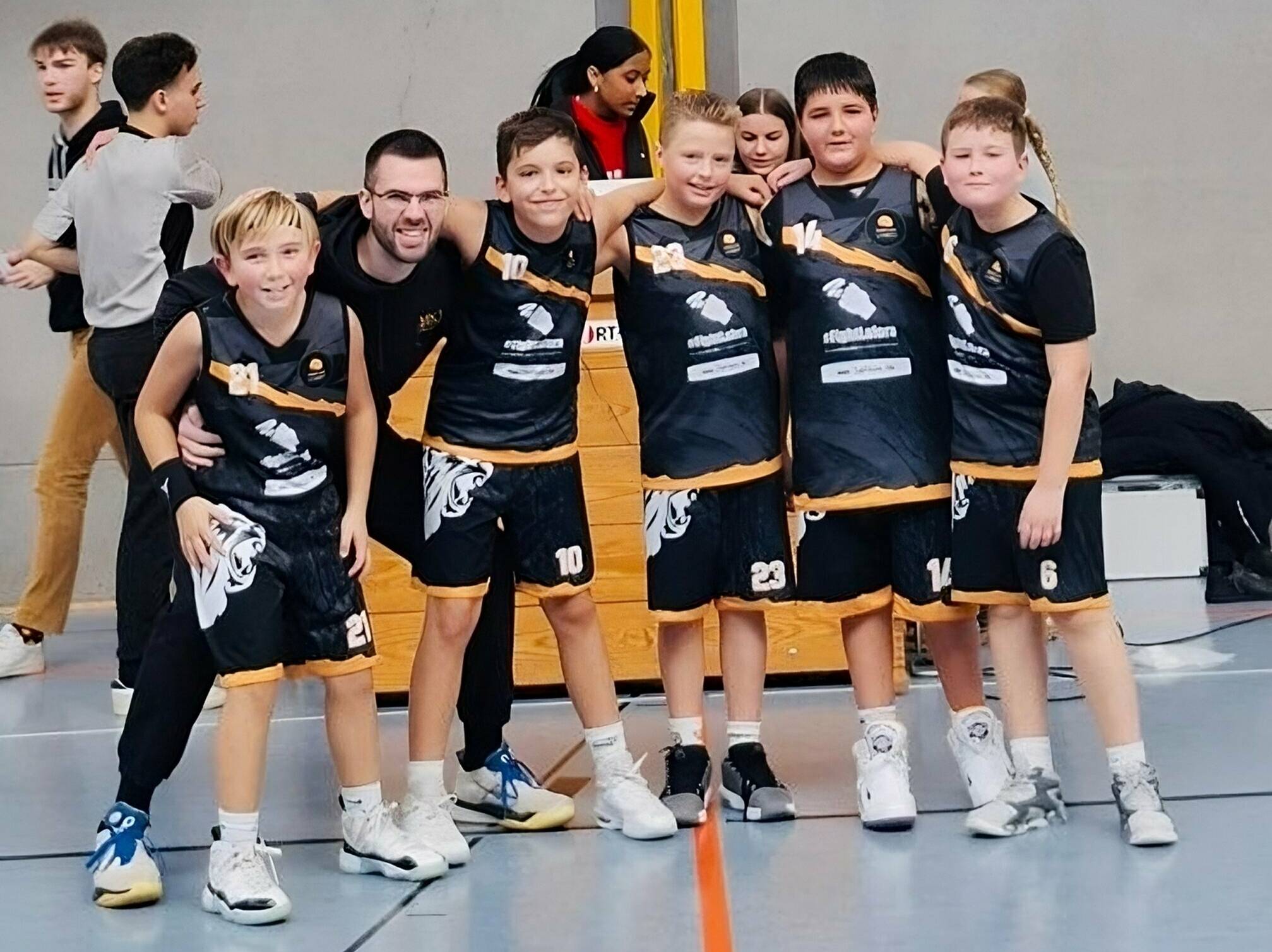  Die U12 der Rheinland Löwen nach dem 43:50 Sieg gegen den Osterather TV. 