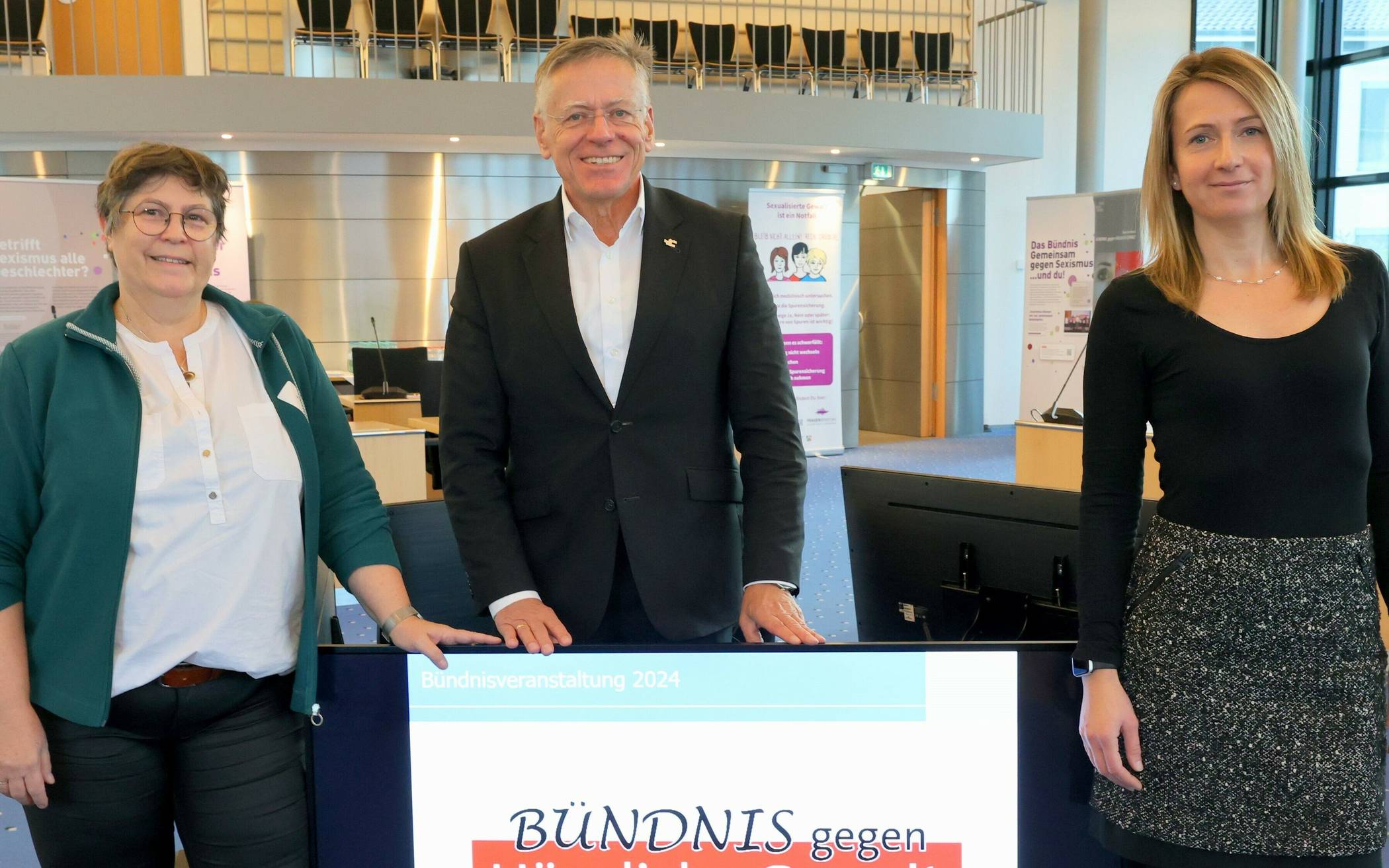 Landrat Hans-Jürgen Petrauschke, Sabine Raecher (rechts;
