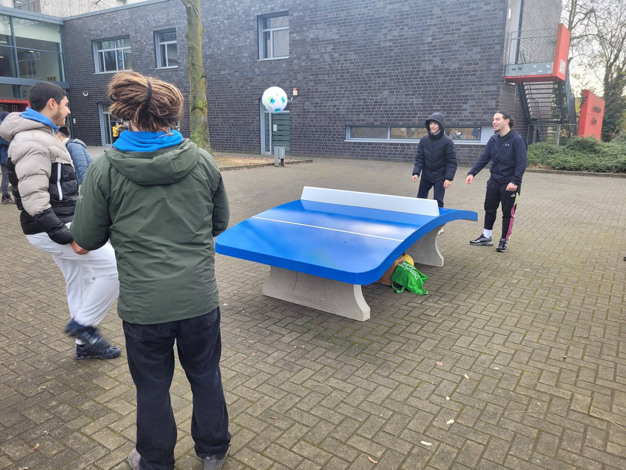  Gemeinsam mit den Schulleitungen der weiterführenden Schulen, der "RheinFlanke" sowie Vertretern des Bedburger Jugendamts eröffneten die Schüler die neue Teqball-Platte 