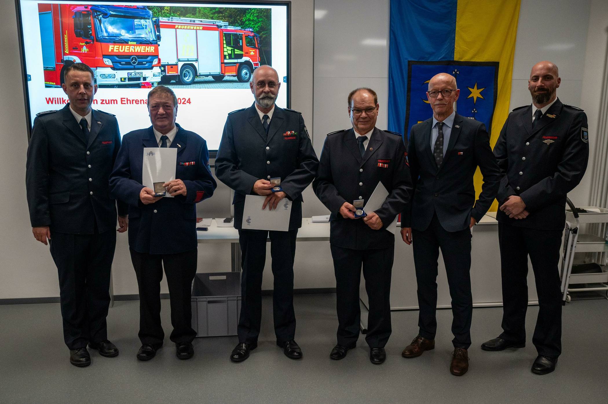  Versetzung in die Ehrenabteilung (v.l.): Feuerwehr-Chef Heinz-Dieter Abels, Oswald Kolf, Heinz Gerhard Schroeder, Fredi Gerhards, Bürgermeister Hrald Zillikens und stellvertretender Leiter der Feuerwehr Frank Poestgens. Foto: Feuerwehr Jüchen 