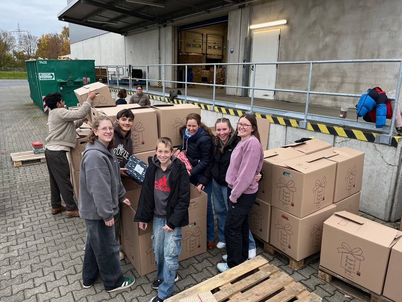 Gymnasium Jüchen: Päckchen für den Weihnachtspäckchenkonvoi