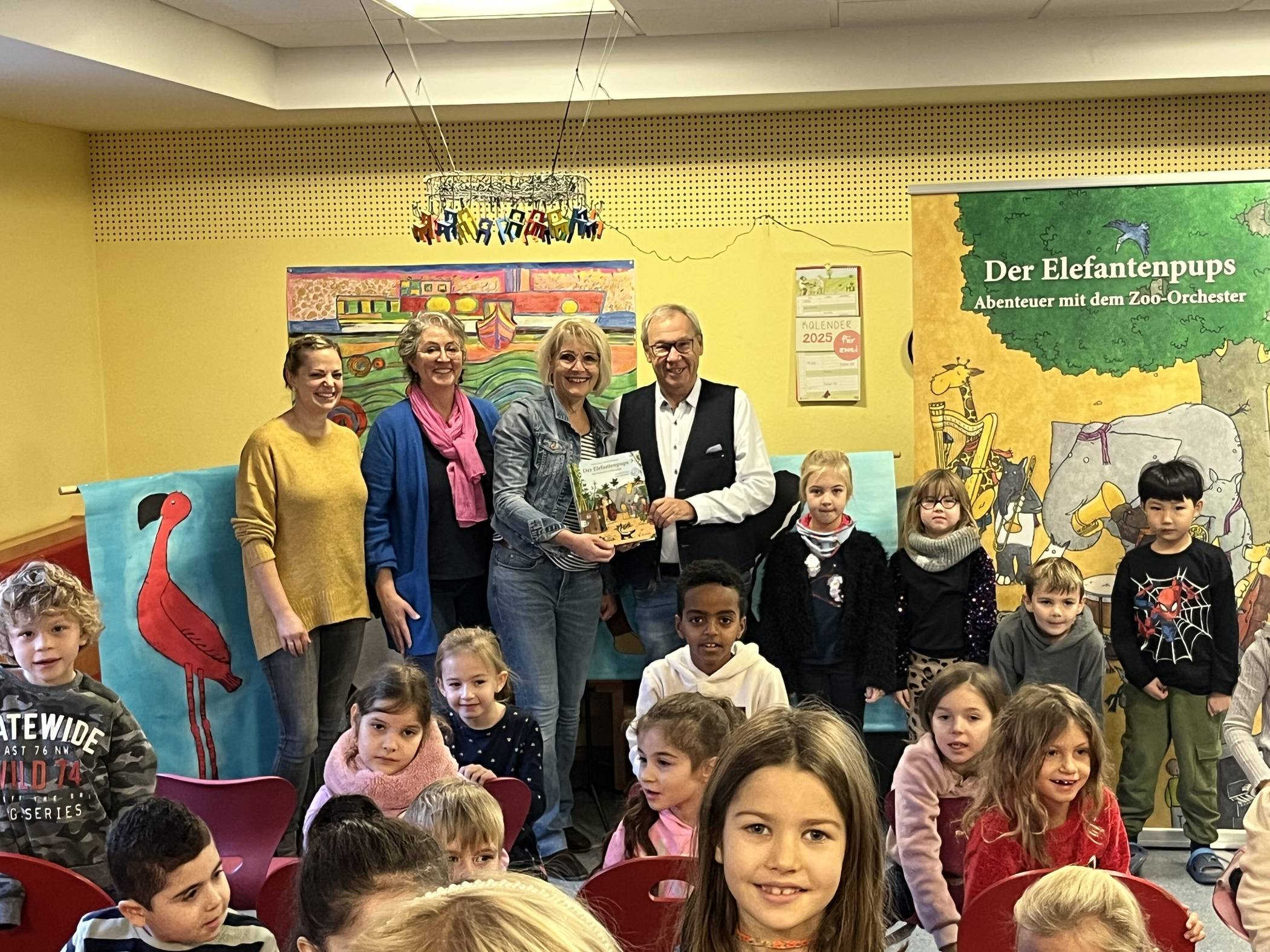  Von links: Viola Pauls und Nina Lück, Klassenlehrkräfte, Heidi Leenen, Kinderbuchautorin, Joachim Drossert, Vorstandsvorsitzender Bürgerstiftung Jüchen.  