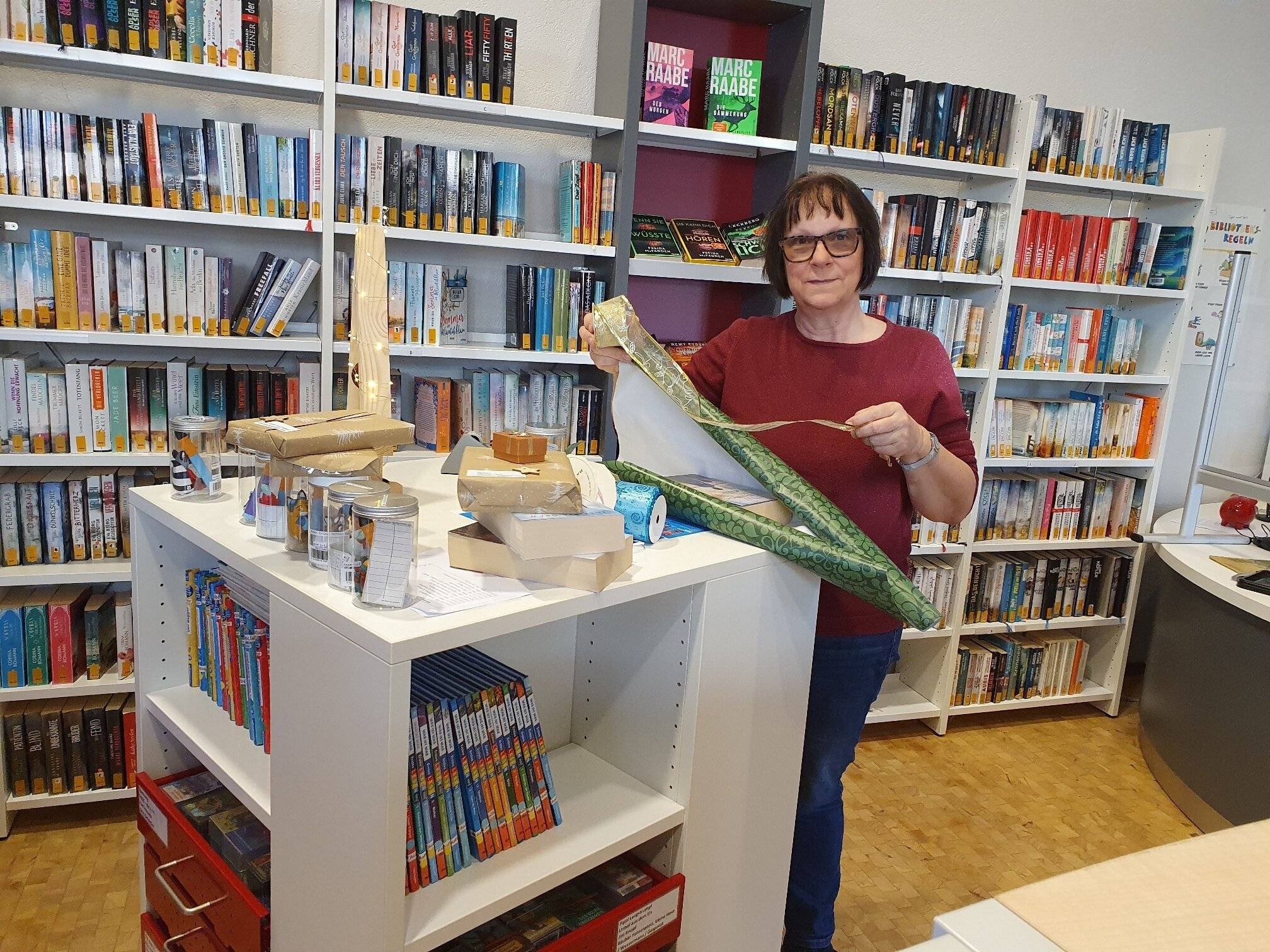 Das Büchereiteam hat Überraschungen verpackt.      