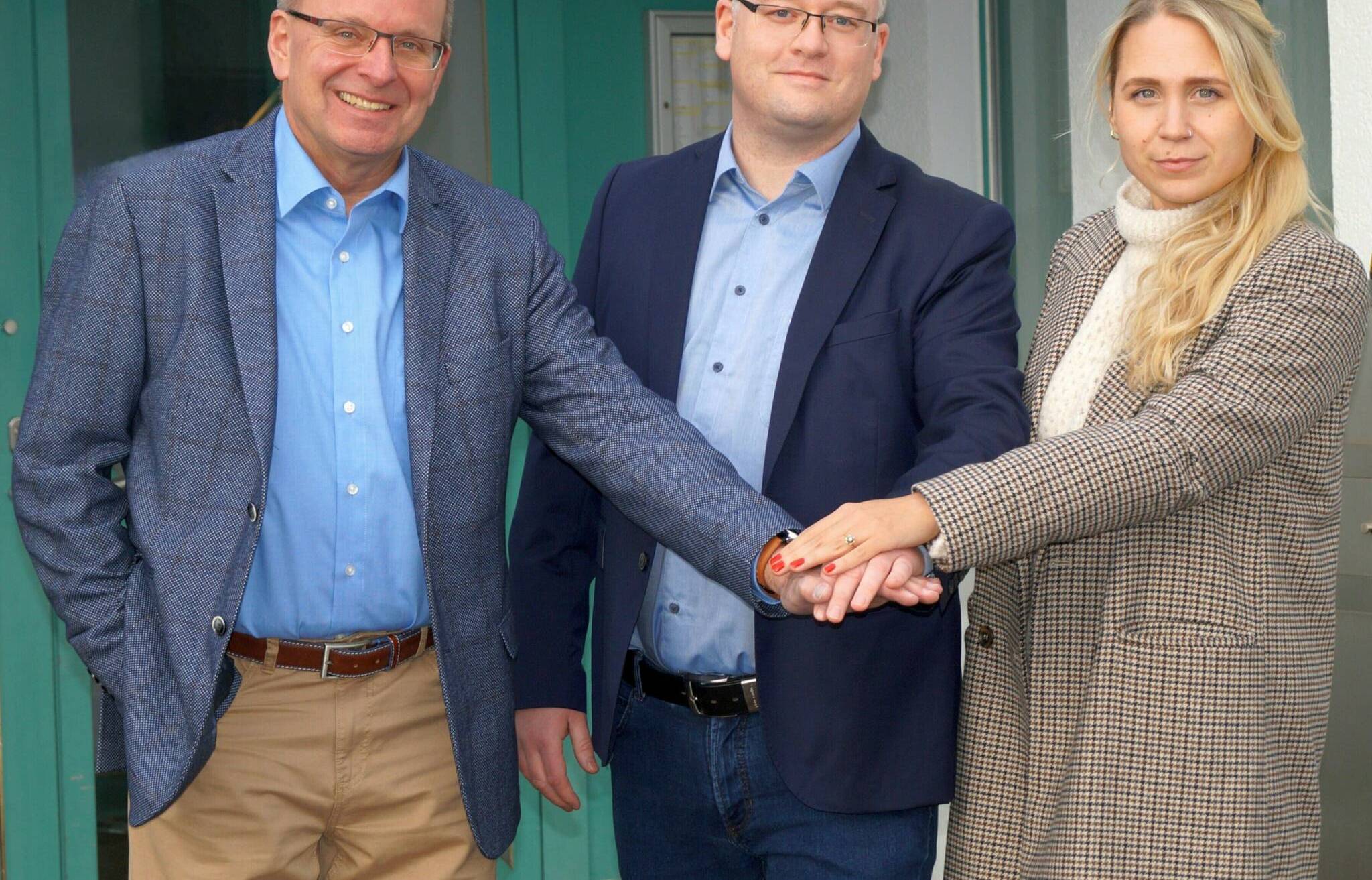 Bürgermeisterkandidat Philipp Sieben (Mitte) flankiert von