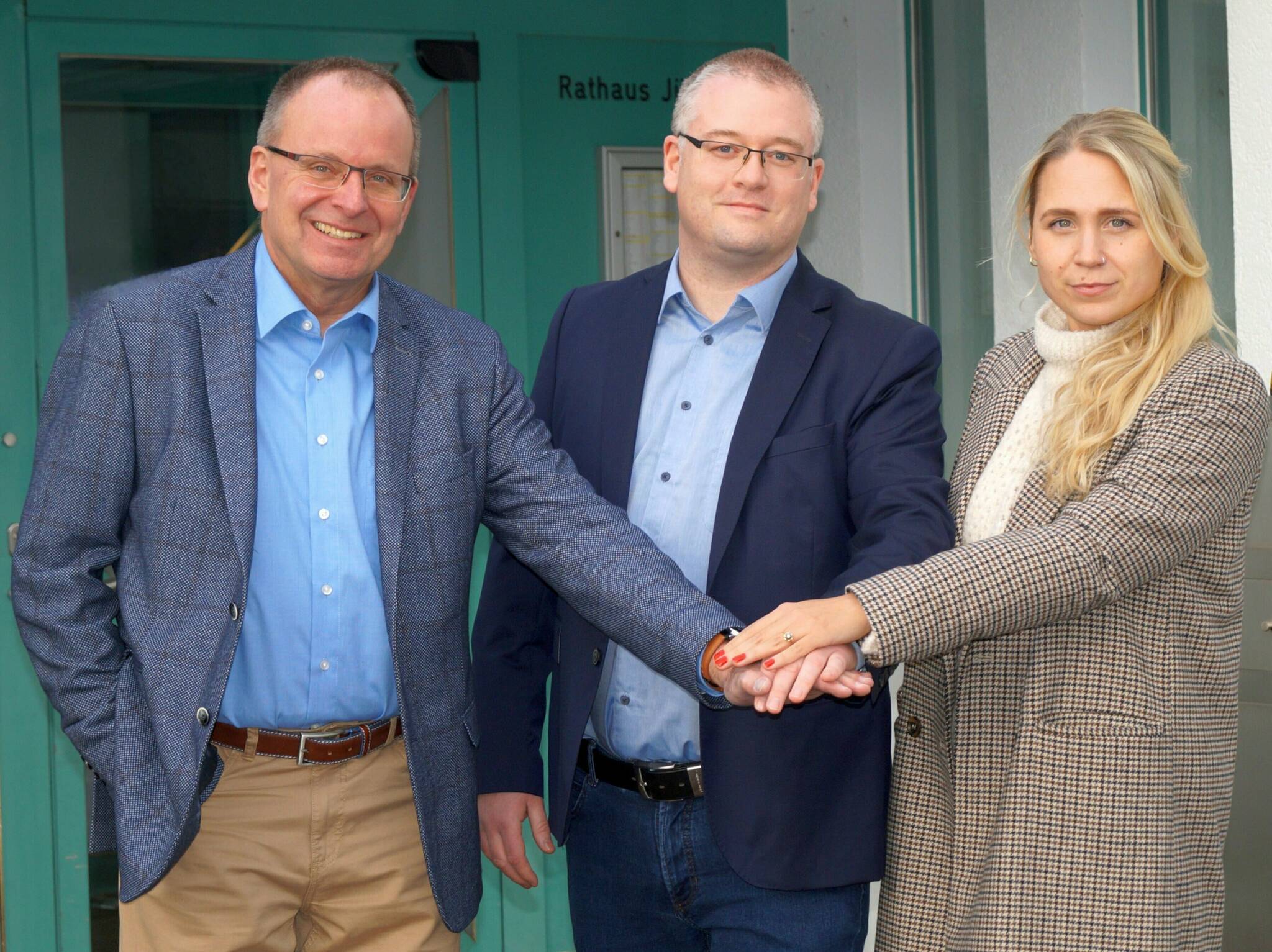  Bürgermeisterkandidat Philipp Sieben (Mitte) flankiert von den SPD-Ortsvereinsvorsitzenden Anna Strohbach und Norbert John vor dem Jüchener Rathaus.  