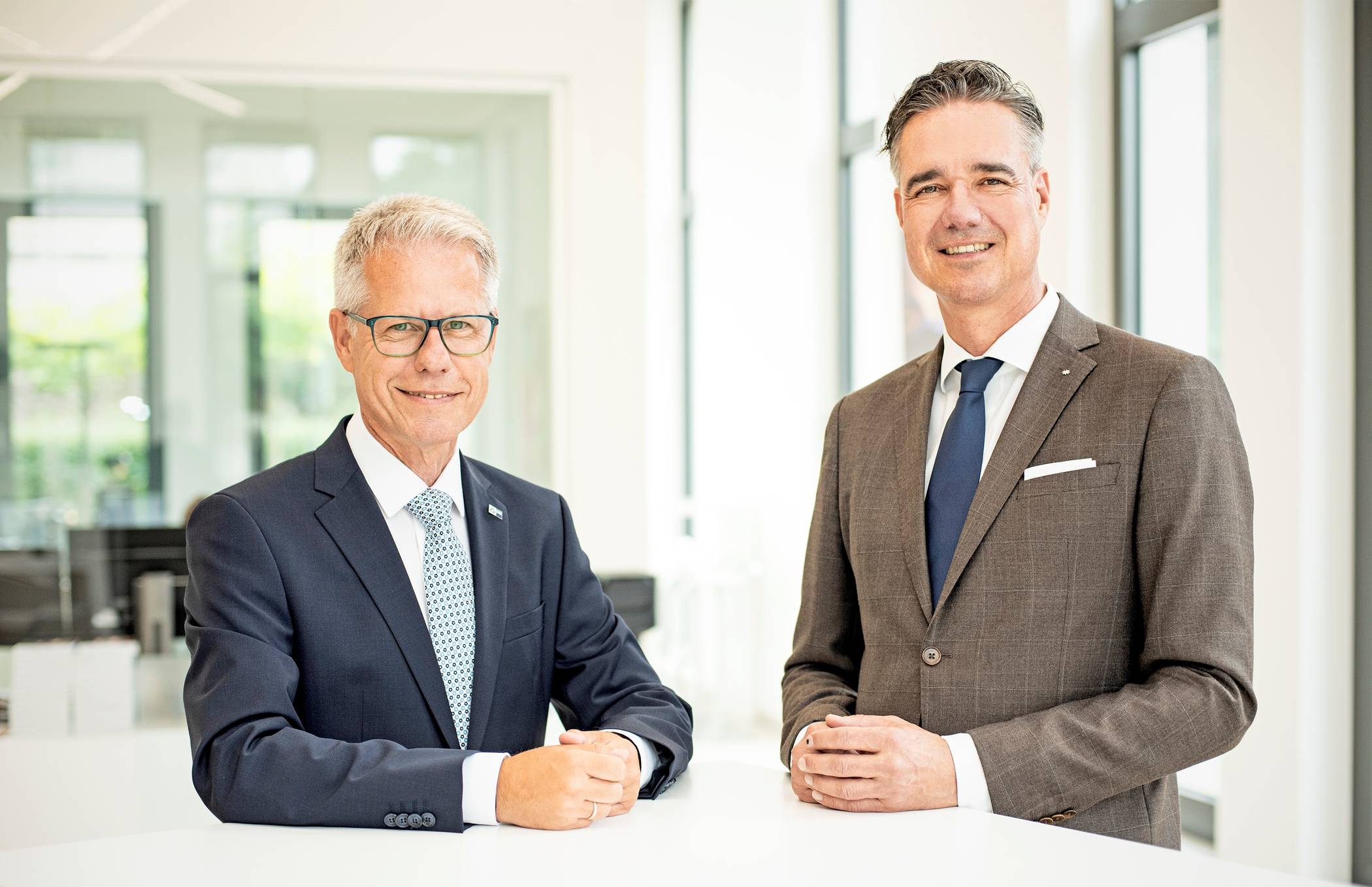   IHK-Präsident Elmar te Neues (l.) und IHK-Hauptgeschäftsführer Jürgen Steinmetz.   