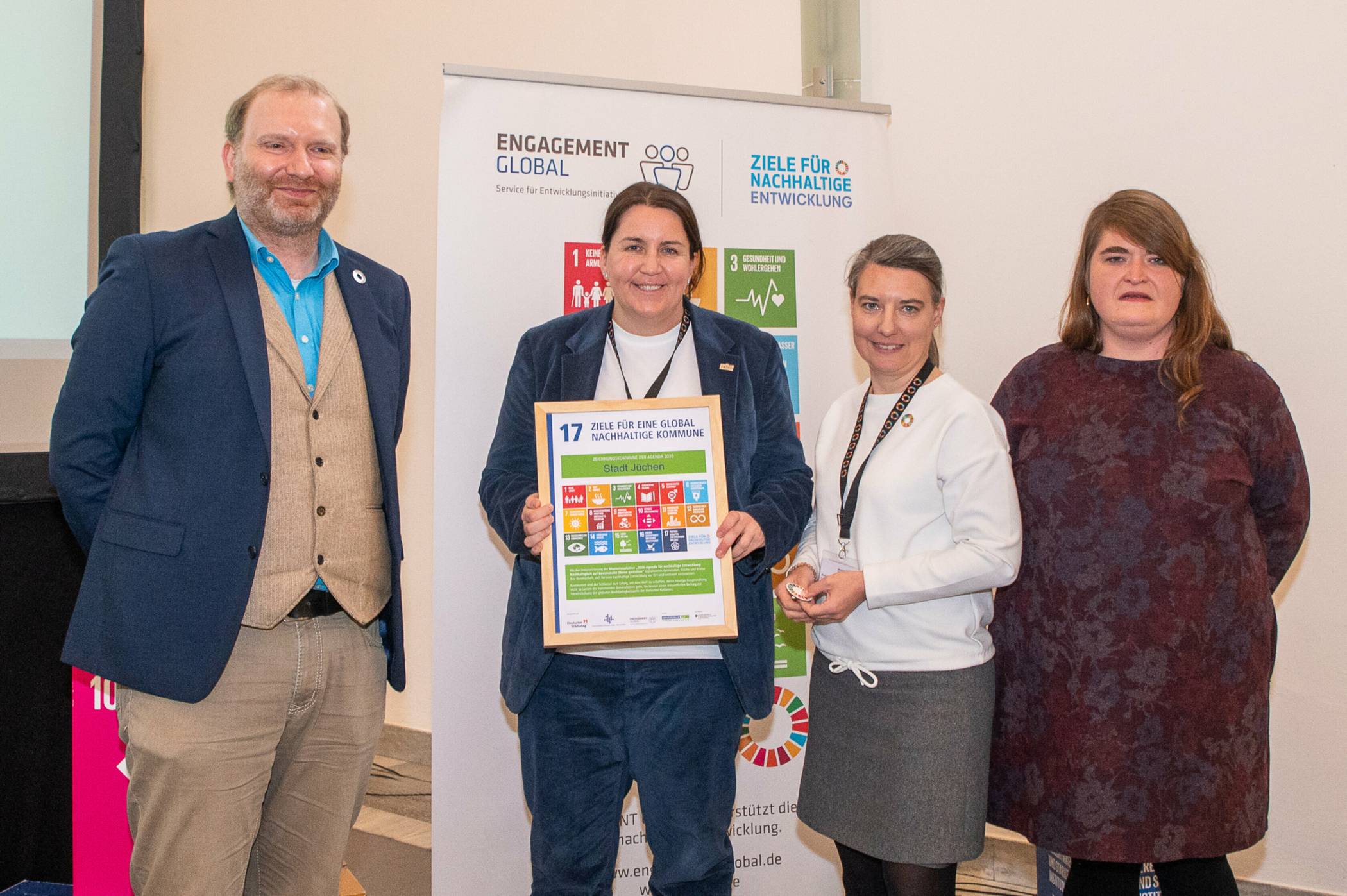  Von links: Marcel Moll (vom Deutschen Städtetag), Carolin Voigt (Wirtschaftsförderin der Stadt Jüchen), Anne Bolling (Bundesministerium für wirtschaftliche Zusammenarbeit und Entwicklung (BMZ, Meike Pfeil (Servicestelle „Kommunen in der Einen Welt – Engagement Global“).  