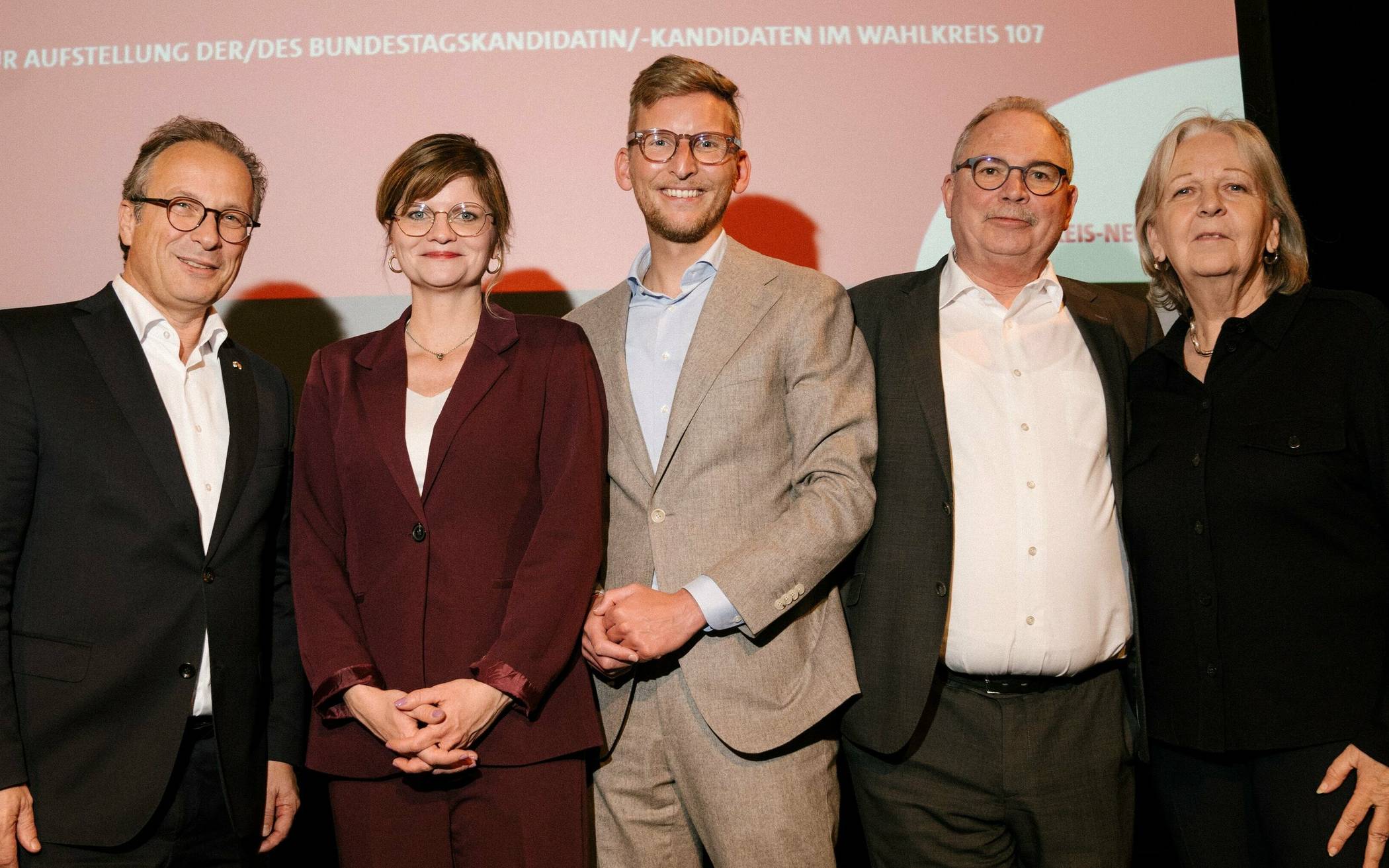  Reiner Breuer (Bürgermeister Neuss), Sarah Philipp (SPD-Landesvorsitzende), Daniel Rinkert, Udo Schiffner (MdB) und Hannelore Kraft (Ministerpräsidentin a.D.) (von links).   