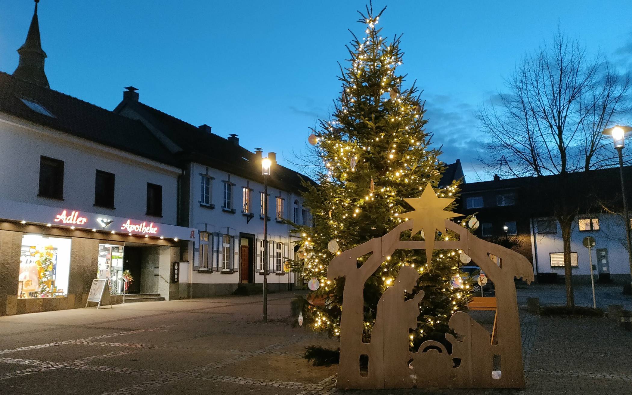 Der Weihnachtsbaum auf dem Jüchener Markt.