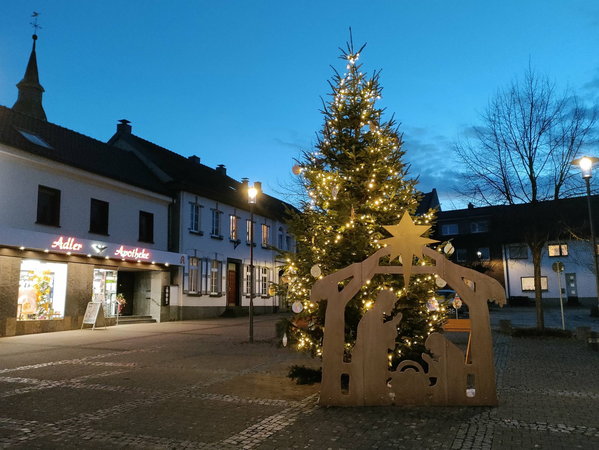   Der Weihnachtsbaum auf dem Jüchener Markt.    