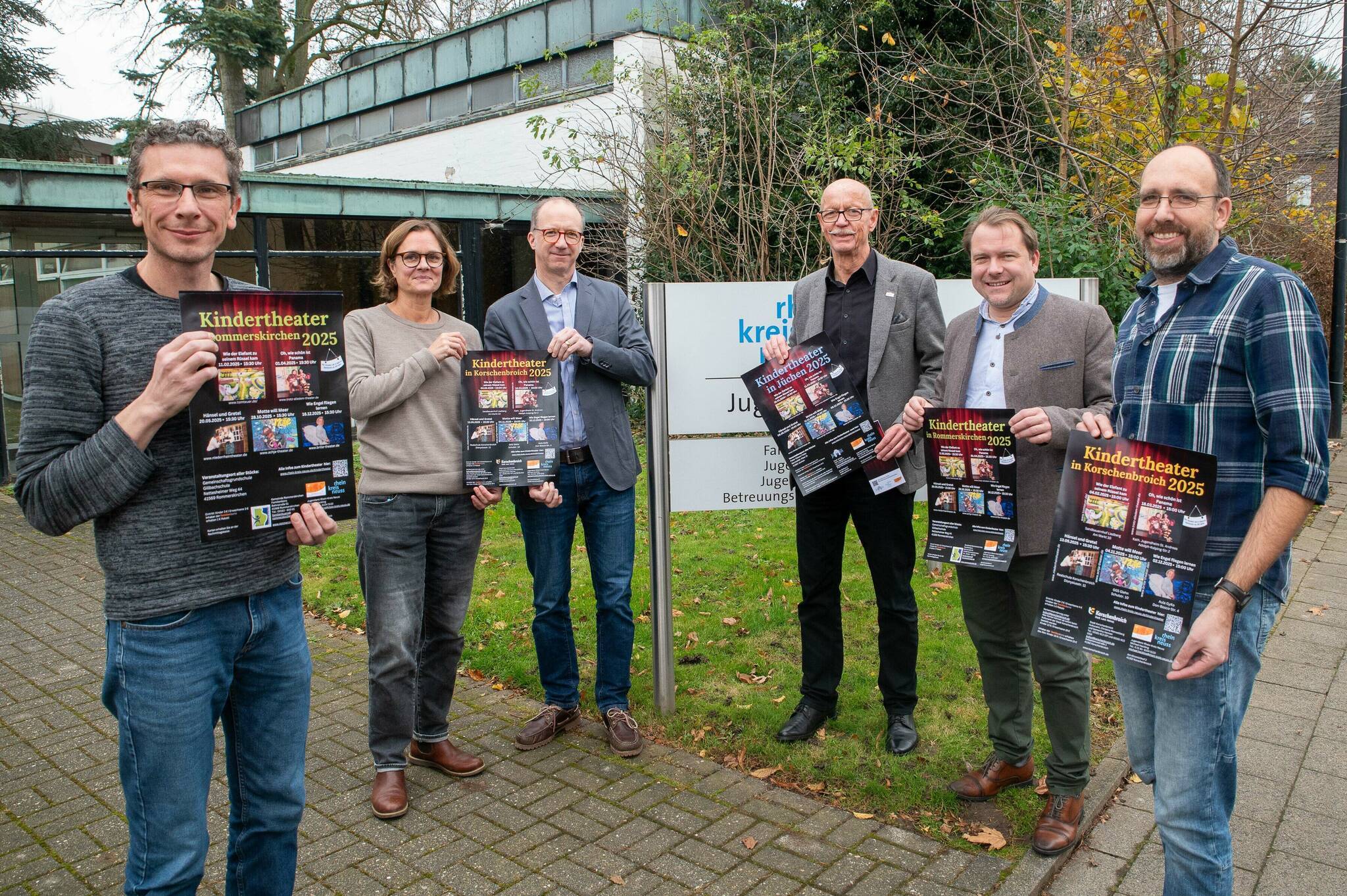 Von links: Michael Hackling, Kreisjugendamtsleiterin Marion Klein, Korschenbroichs Erster Beigeordneter Thomas Dückers, Jüchens Bürgermeister Harald Zillikens, Rommerskirchens Bürgermeister Martin Mertens und Andreas Bendt präsentierten das neue Kindertheaterprogramm.   