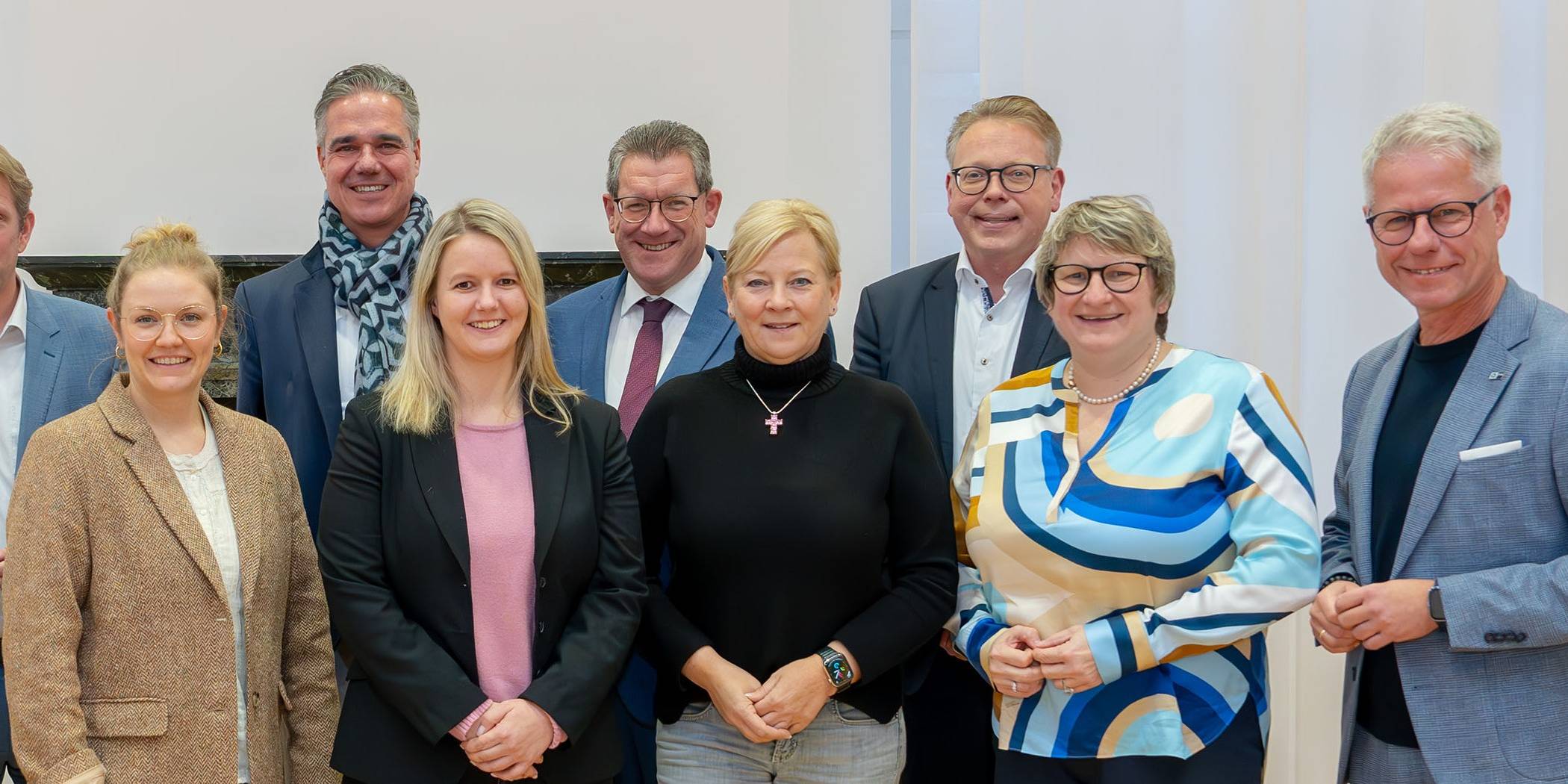  Sie trafen sich zum Austausch (von links): Dr. Claus Schwenzer (IHK-Vizepräsident), Hartmut Wnuck (IHK-Vizepräsident), Susanne Thywissen (IHK-Vizepräsidentin), Jochen Klenner (Mitglied des Landtags), Lena Zingsheim-Zobel (Mitglied des Landtags), Elmar te Neues (IHK-Präsident), Vanessa Odermatt (Mitglied des Landtags), Dietmar Brockes (Mitglied des Landtags), Heike Troles (Mitglied des Landtags), Marc Blondin (Mitglied des Landtags), Britta Oellers (Mitglied des Landtags) und Jürgen Steinmetz (IHK-Hauptgeschäftsführer).                        