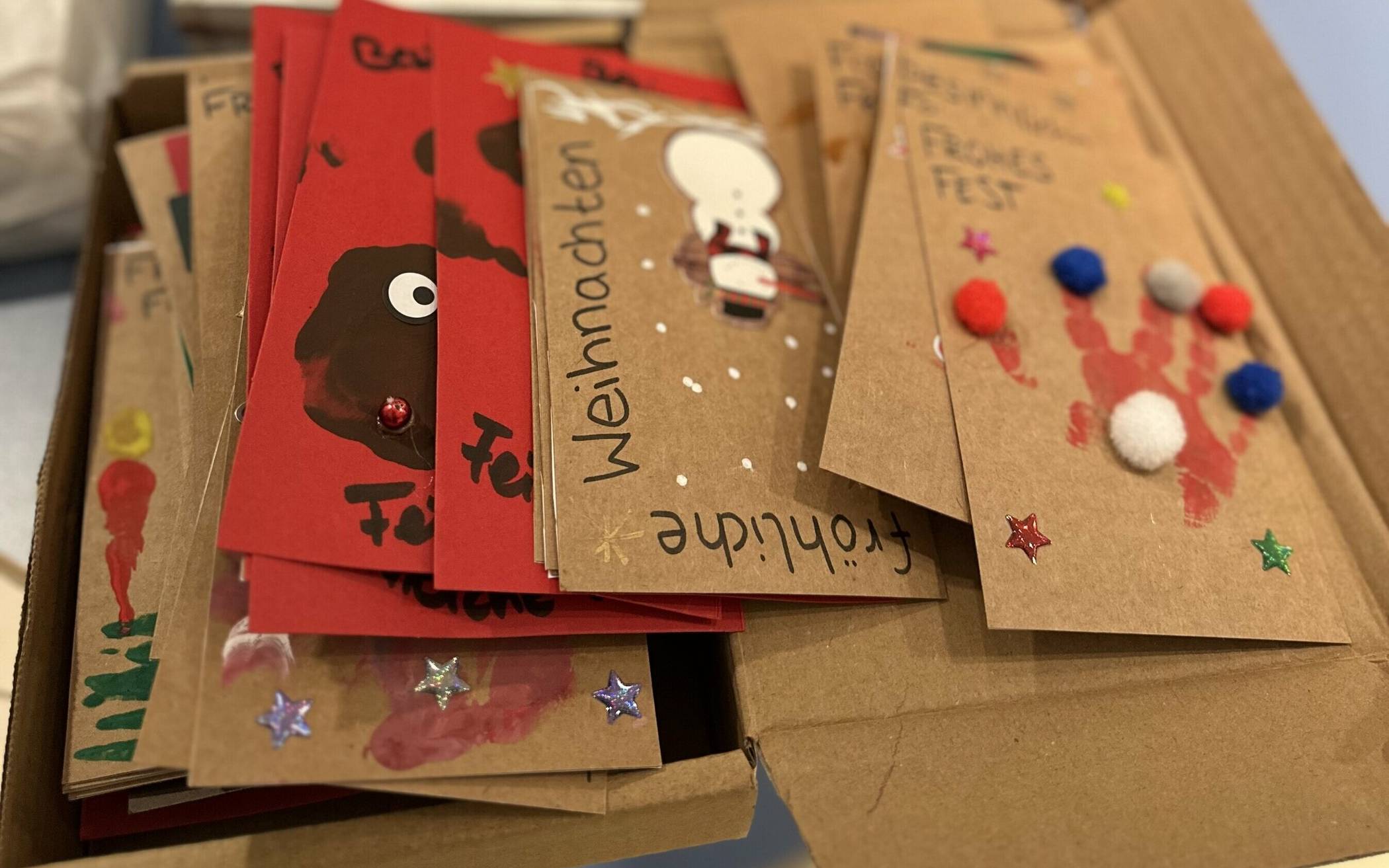  Zahlreiche Karten wurden von den Kids gebastelt. 