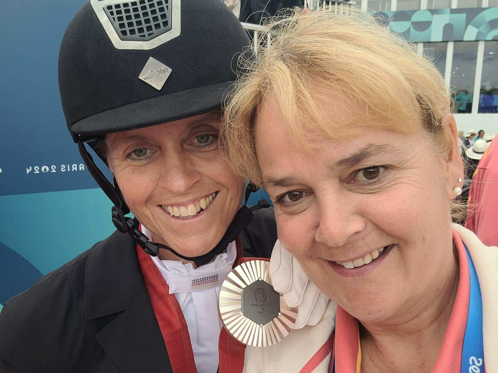 Silke Fütterer-Sommer (r.) und Dressurreiterin Regine Mispelkamp. Sie holte zwei Silbermedaillen bei den Paralympischen Spielen 2024.