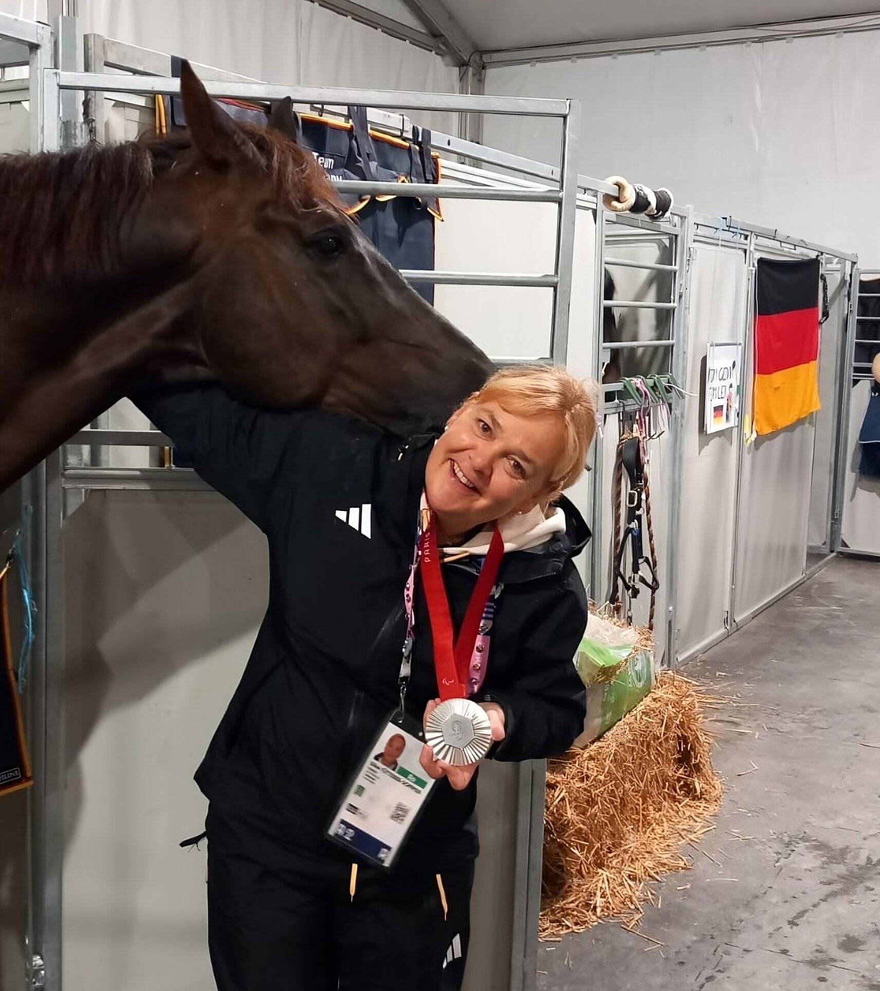 Bundestrainerin Silke Fütterer-Sommer posiert stolz mit einer der Medaillen.