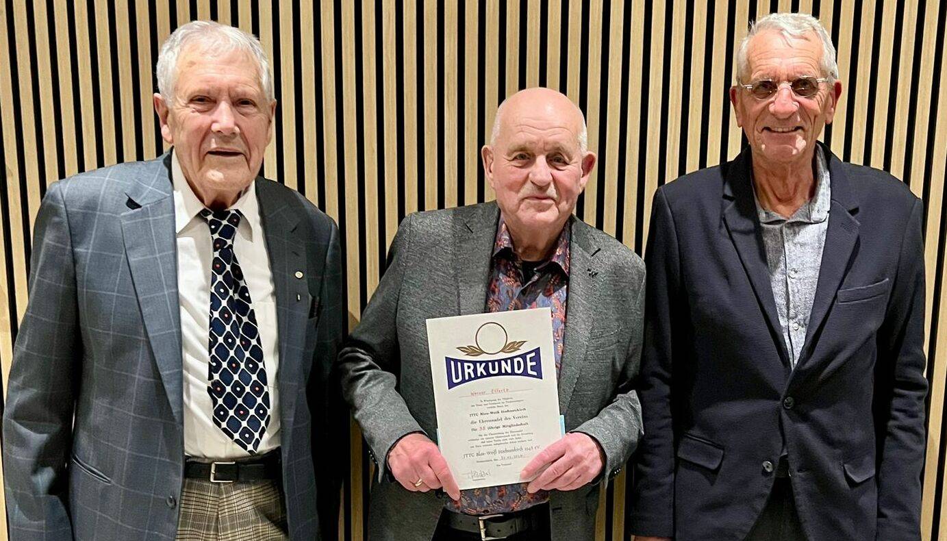  Von links: Ehrenvorsitzender Paul Demmer, Jubilar Werner Effertz und 1. Vorsitzender Bert Sack-Otten.  