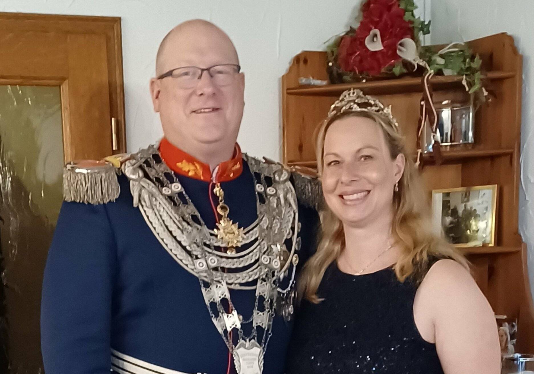 Das Korpskönigspaar Daniel und Sandra Becker muss die Insignien ihrer Amtszeit weiterreichen.