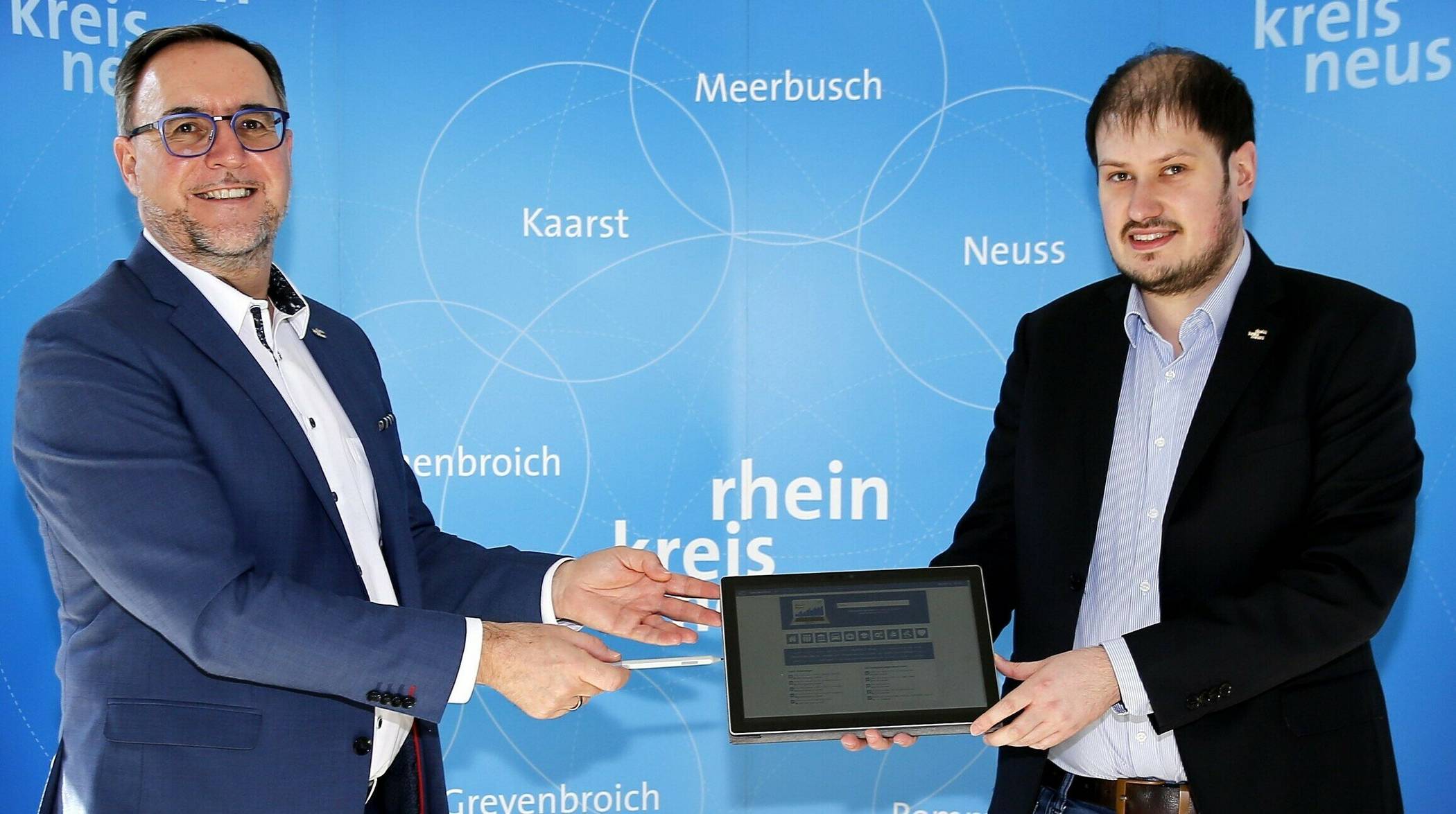  Neuer KI-Beauftragter: Tobias Schellhorn (rechts) und Harald Vieten, der IT-Dezernent des Rhein-Kreises, bringen die Nutzung der Künstlichen Intelligenz in der Verwaltung voran. 