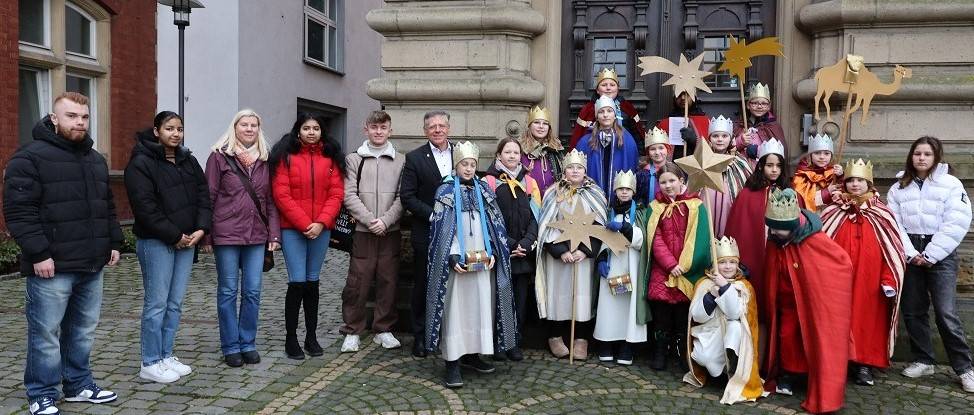  Sternsinger aus der katholischen Pfarrgemeinde "St. Peter und Paul" und ihre Begleiter besuchten jetzt Landrat Hans-Jürgen Petrauschke im Ständehaus. 