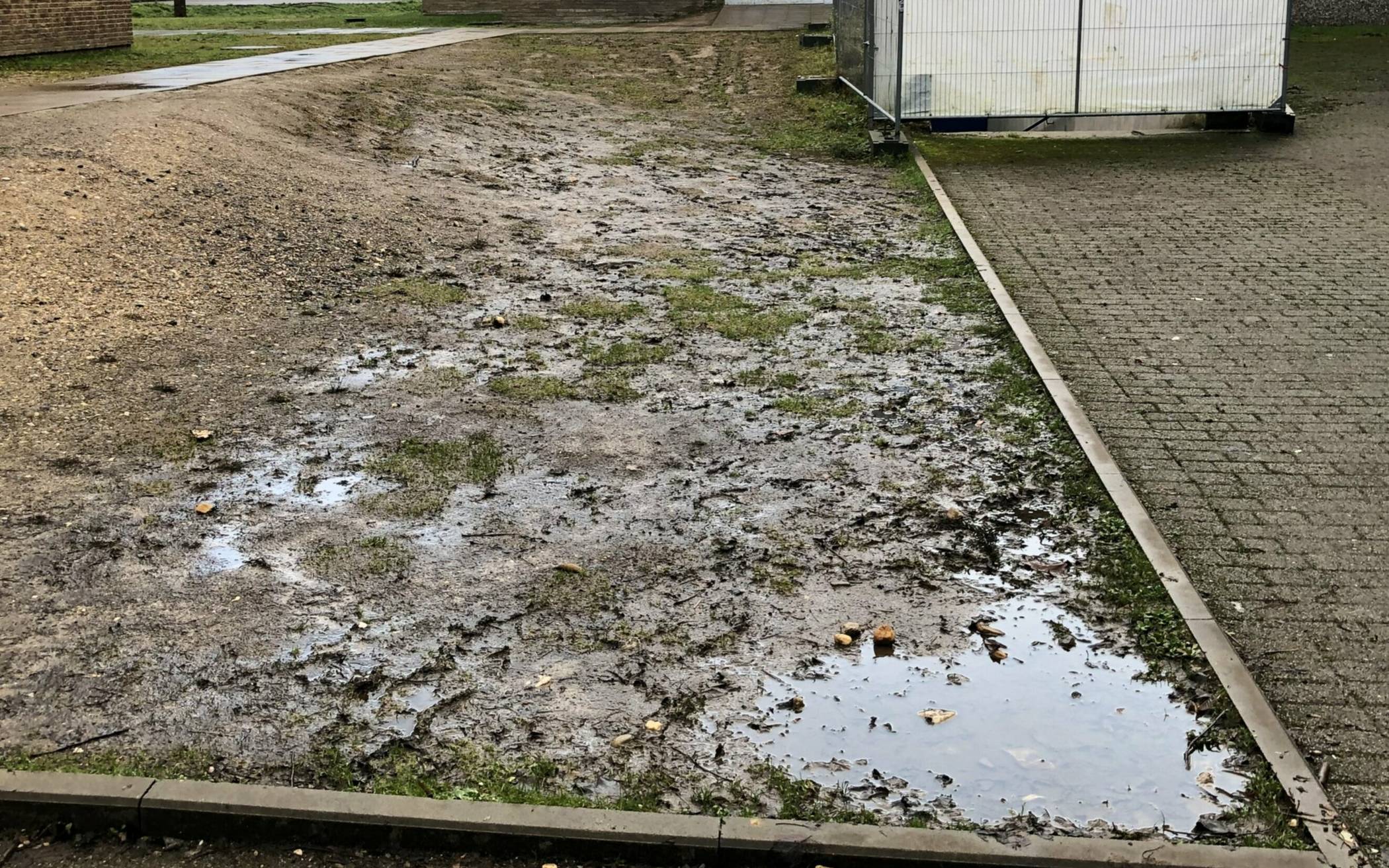  Der Plattenweg endet im Nichts. Dann kommen ein rutschiger Abhang und Schlamm. 